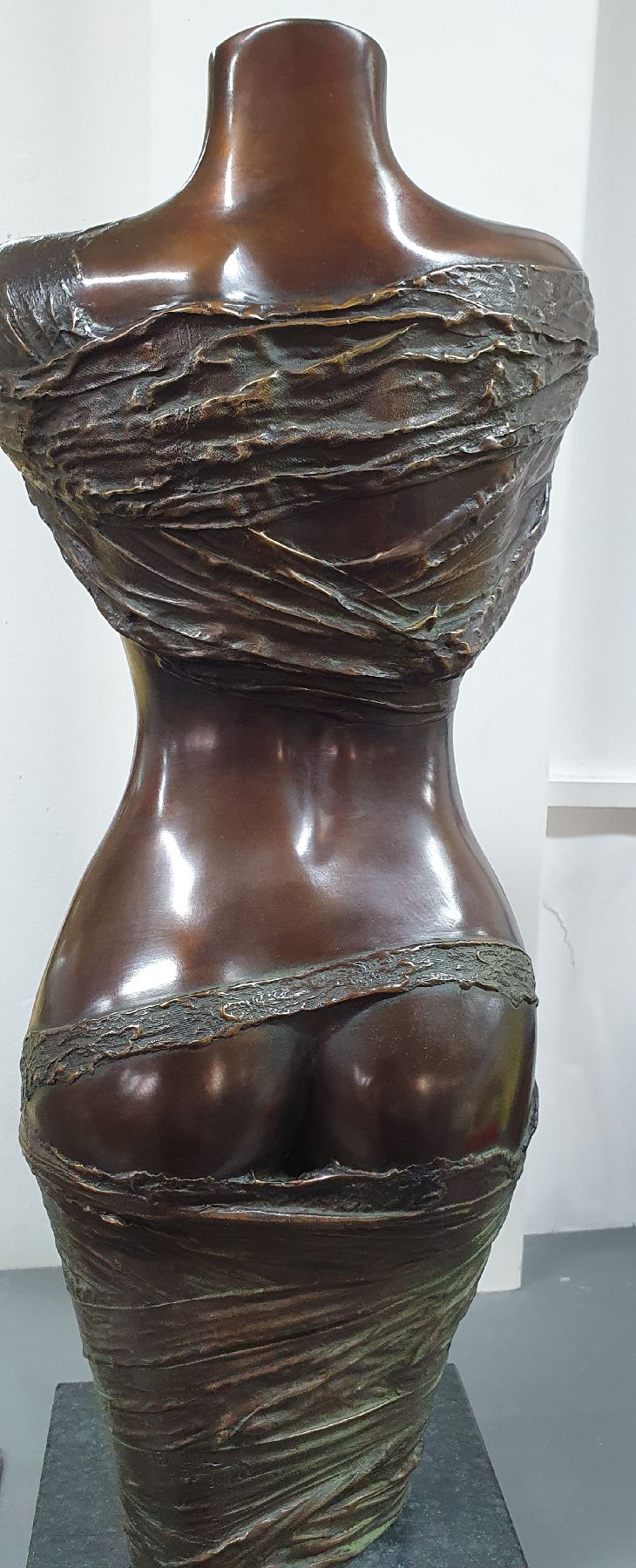 Detail c: Willi Kissmer, 1951-2018, Bronzeskulptur, stehender Halbakt, sign., num. 36/49, Gesamth. 54 cm