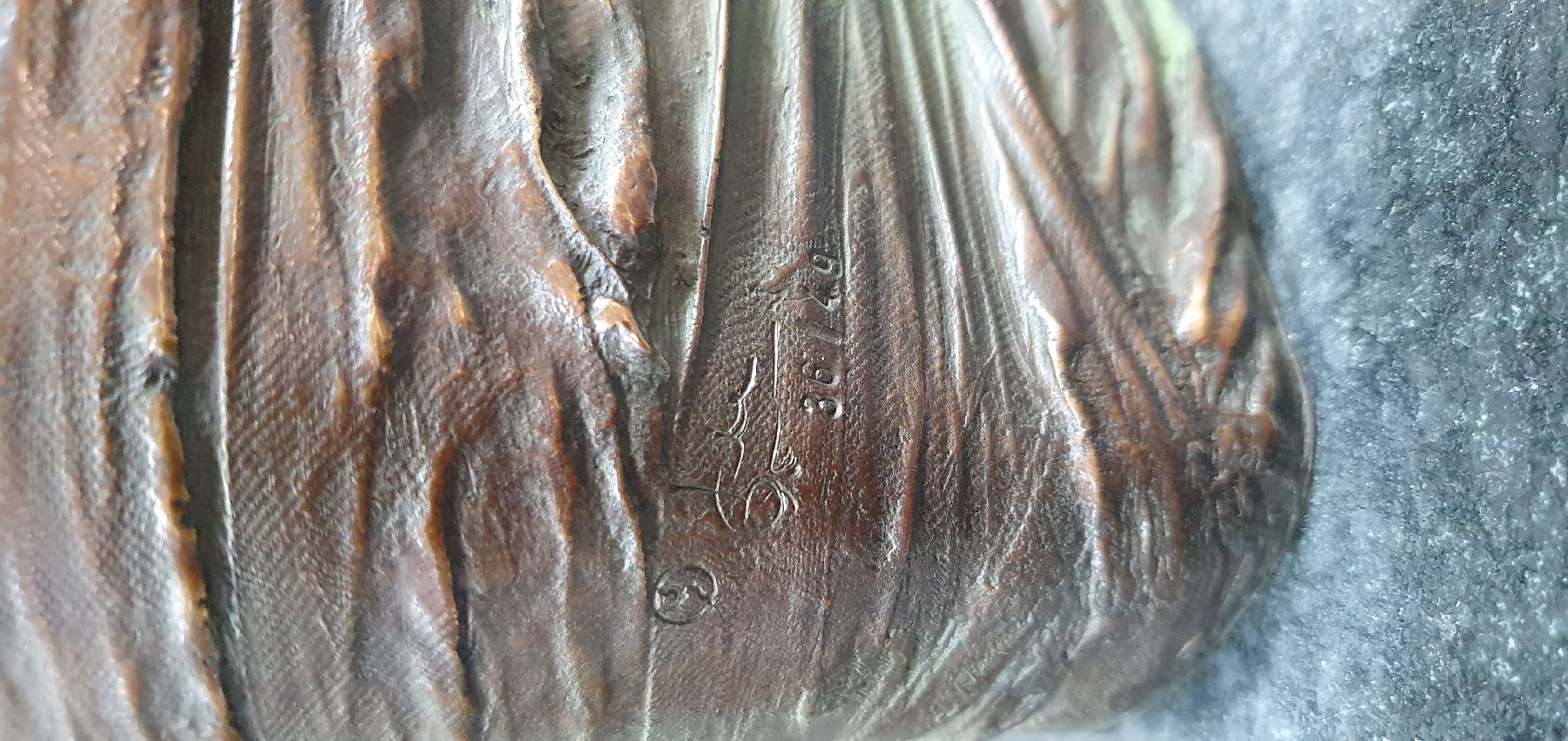 Detail d: Willi Kissmer, 1951-2018, Bronzeskulptur, stehender Halbakt, sign., num. 36/49, Gesamth. 54 cm