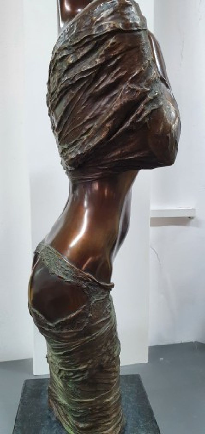 Detail e: Willi Kissmer, 1951-2018, Bronzeskulptur, stehender Halbakt, sign., num. 36/49, Gesamth. 54 cm