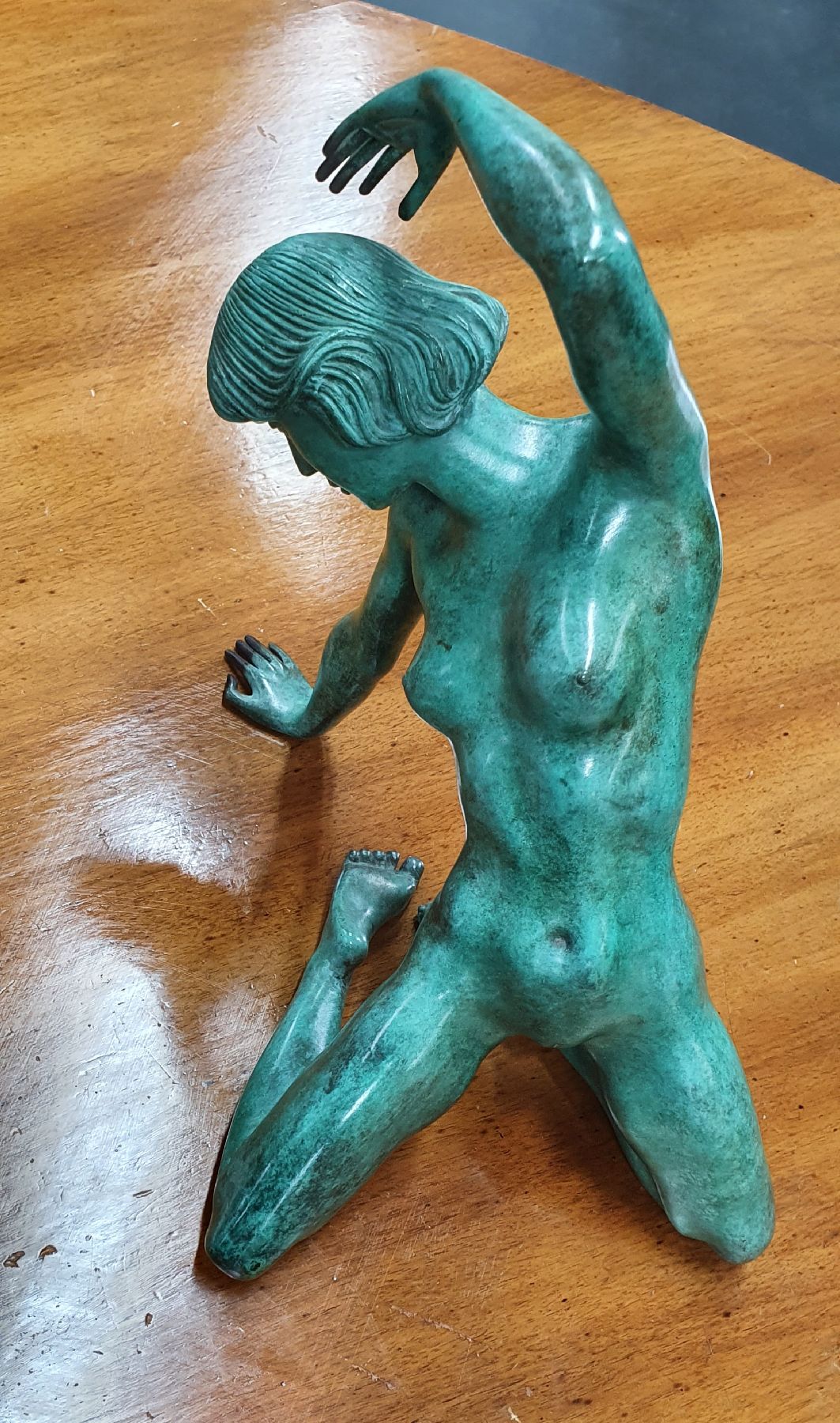 Detail e: Arno Breker, 1900-1991, Bronzeskulptur, "Grazie", seltene grüne Variante, sign., num. 103/300, Stempel Venturi Arte, ca. 22x26x18 cm