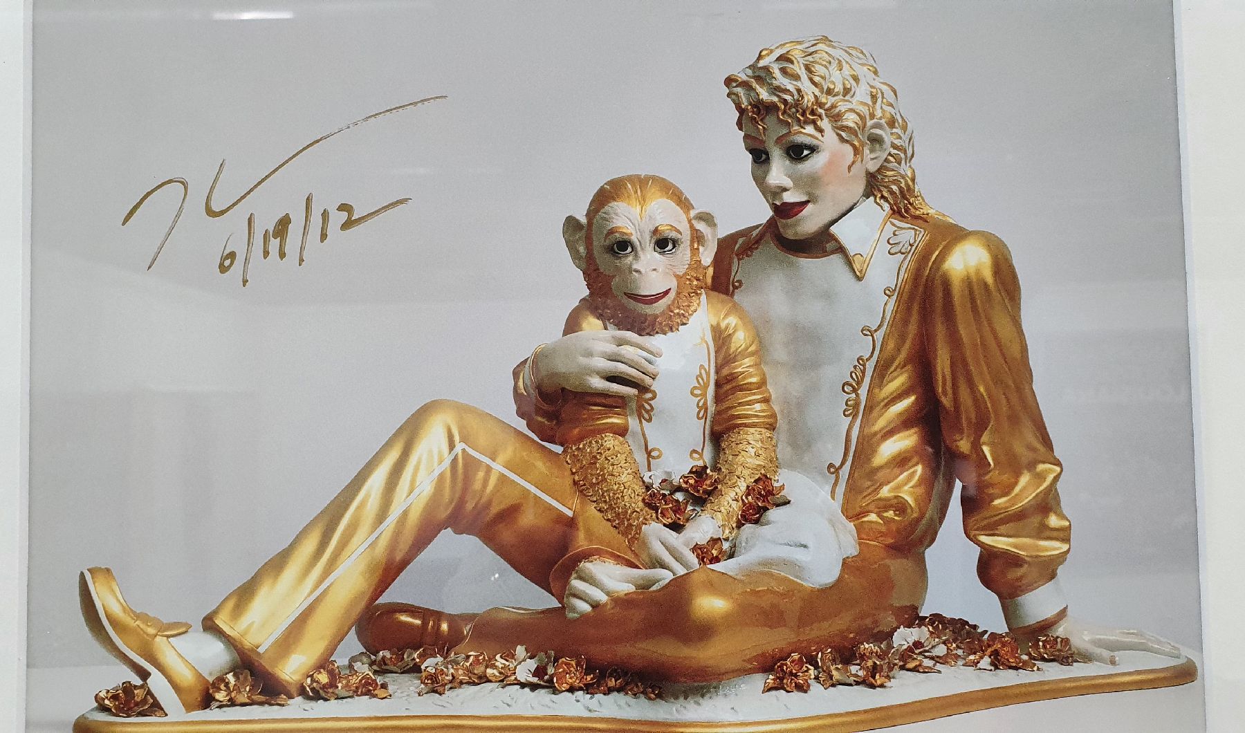 Detail b: Jeff Koons, geb. 1955, "Michael Jackson and Bubbles", Kunstdruck auf Karton, handsign., dat., unter Plexiglas gerahmt, Motiv ca. 21x29,5 ...