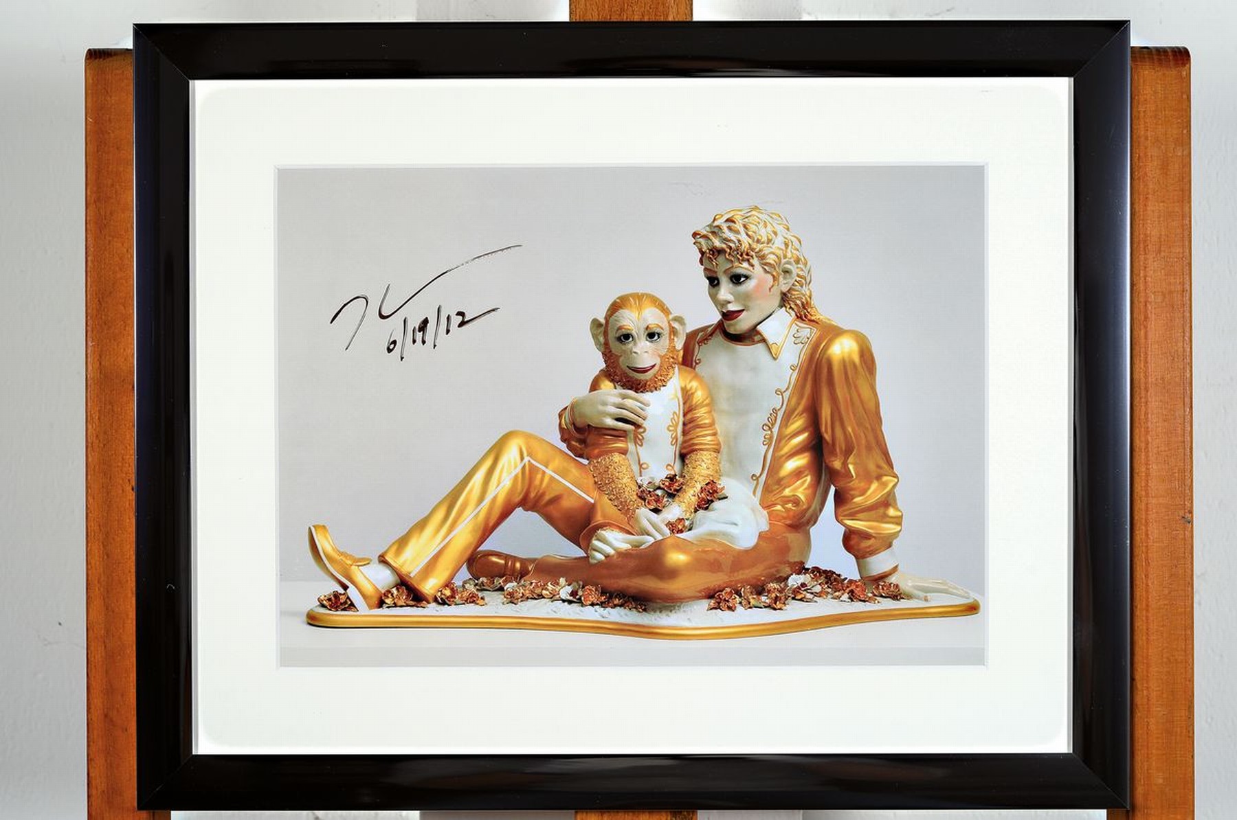 Detail k: Jeff Koons, geb. 1955, "Michael Jackson and Bubbles", Kunstdruck auf Karton, handsign., dat., unter Plexiglas gerahmt, Motiv ca. 21x29,5 ...