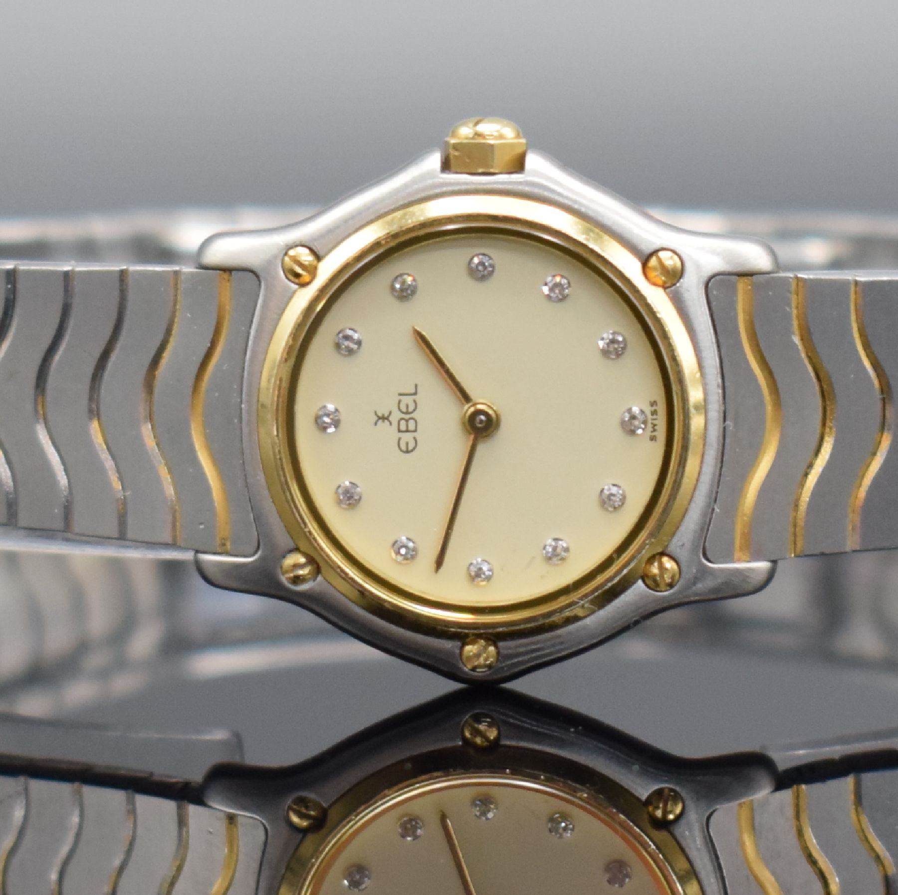 Detail a: EBEL Damenarmbanduhr Classic Wave, Schweiz um 1995, quarz, Ref. 1057901, Edelstahl/Gold komb. inkl. Wellengliederband m. dopp. Faltschl., Lünette ...