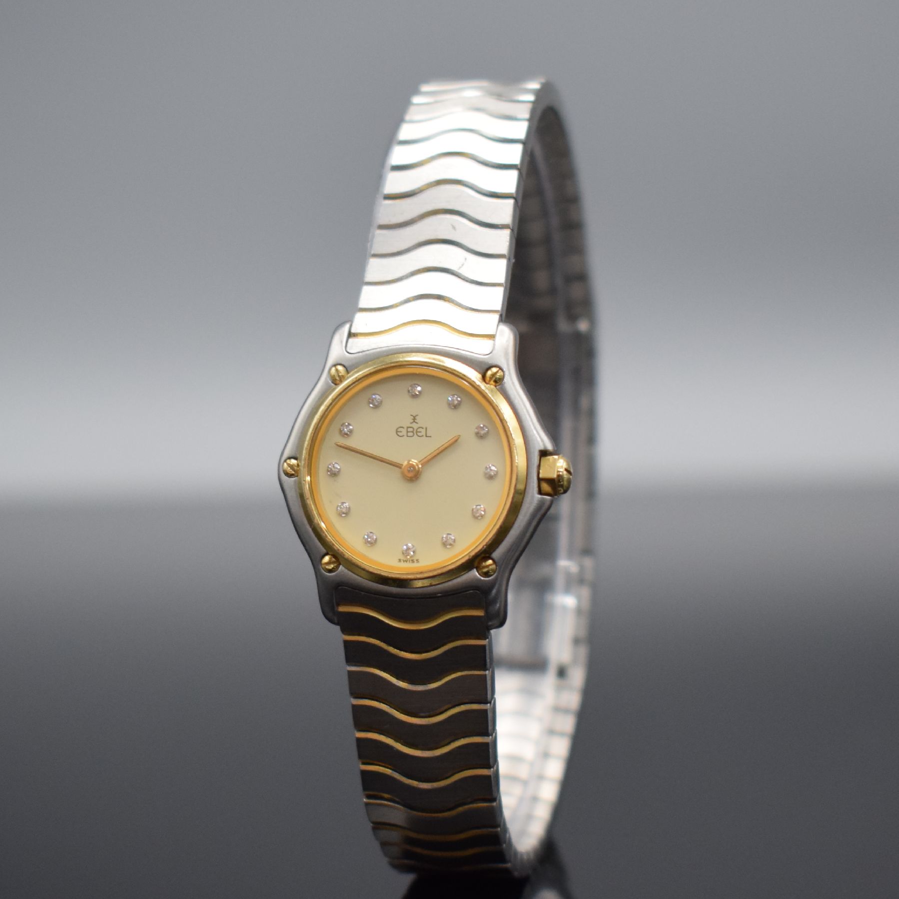 Detail b: EBEL Damenarmbanduhr Classic Wave, Schweiz um 1995, quarz, Ref. 1057901, Edelstahl/Gold komb. inkl. Wellengliederband m. dopp. Faltschl., Lünette ...