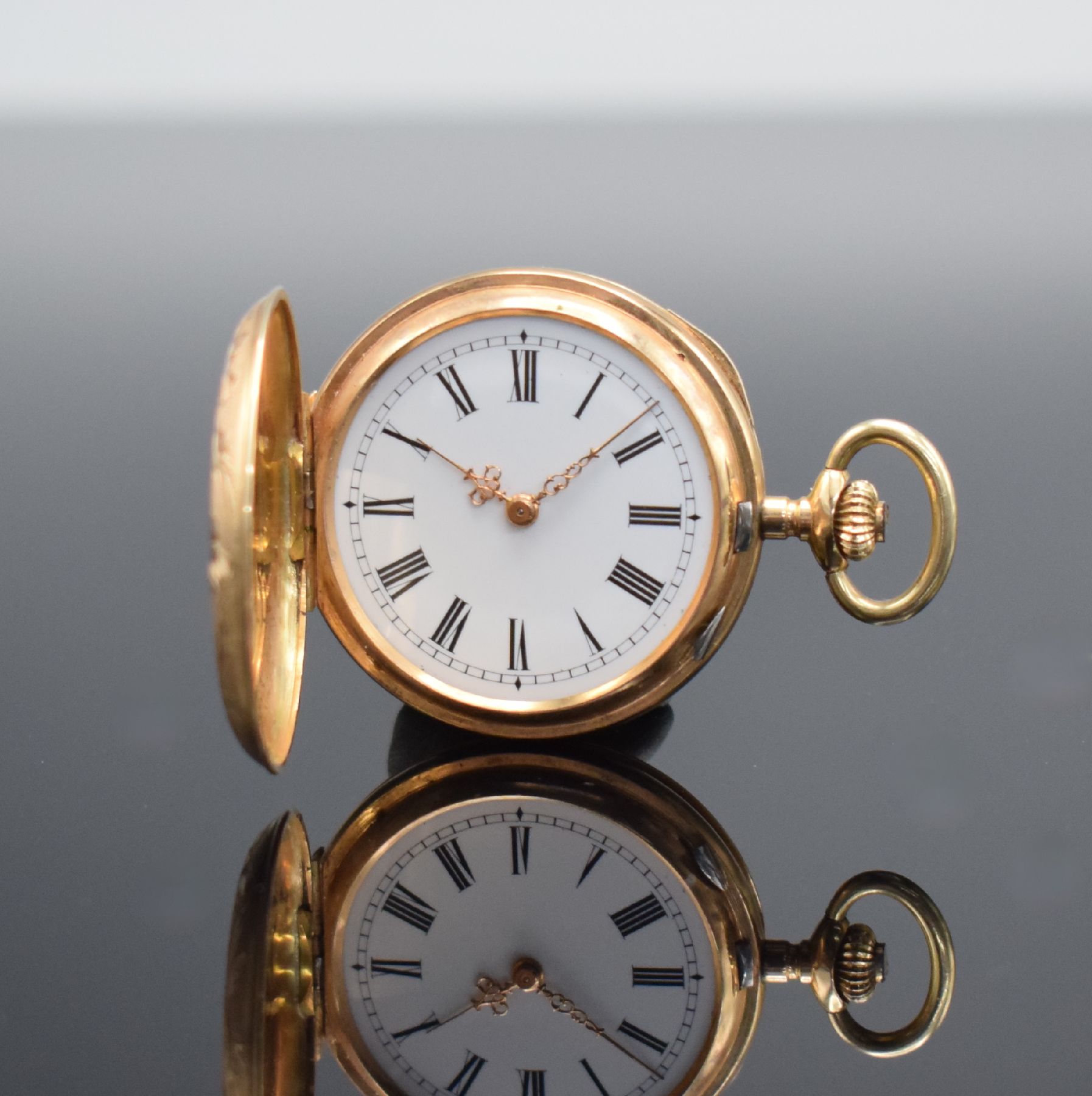 Damensavonette in GG 585/000, Schweiz um 1870, 2 Deckel Goldgeh. dell., Sprung- & Rückdeckel floral grav., Metallcuvette, Emailzifferbl. m. röm. ...
