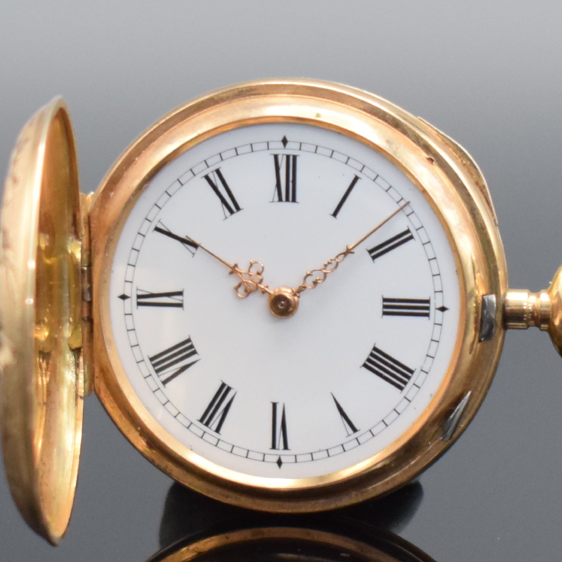 Detail a: Damensavonette in GG 585/000, Schweiz um 1870, 2 Deckel Goldgeh. dell., Sprung- & Rückdeckel floral grav., Metallcuvette, Emailzifferbl. m. röm. ...