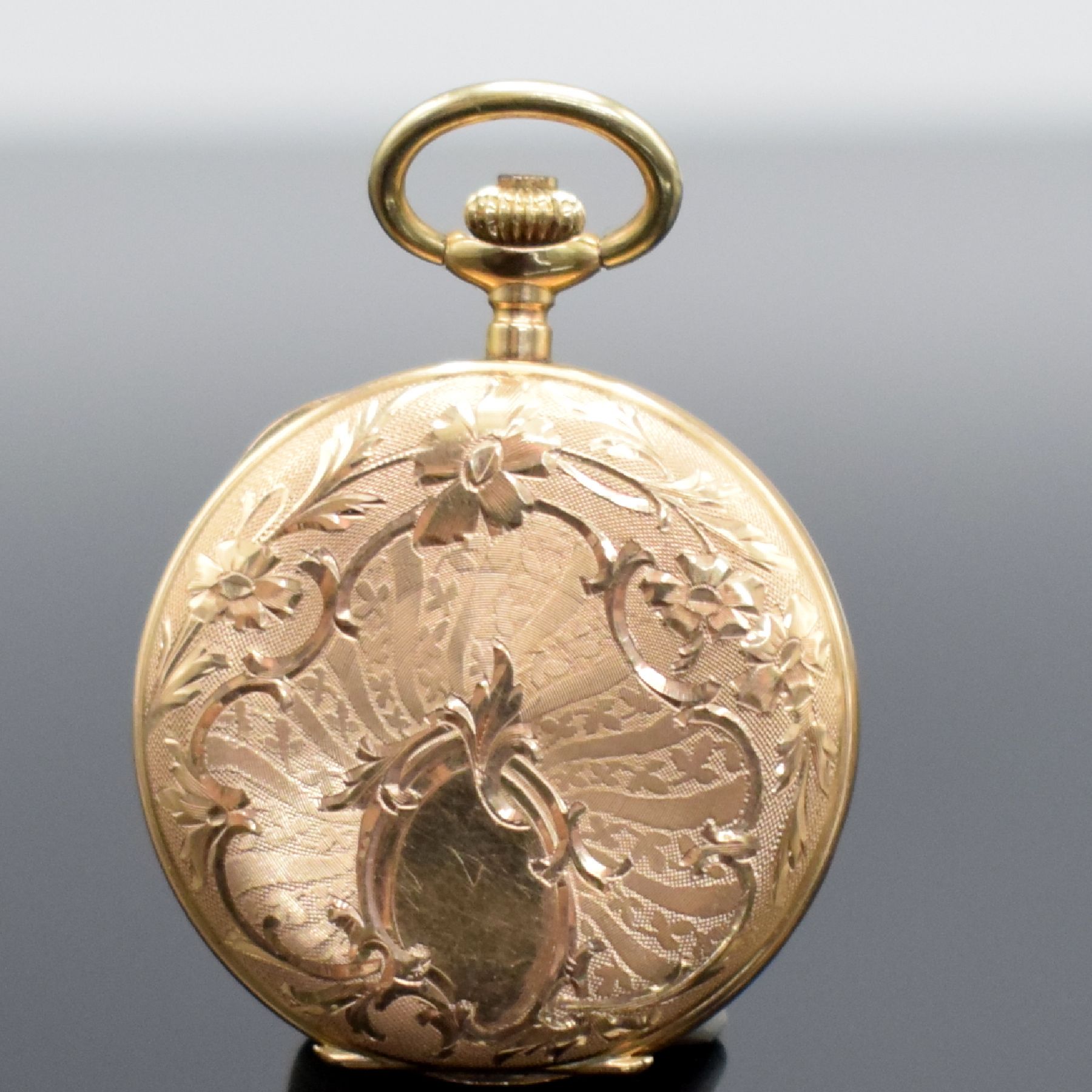 Detail b: Damensavonette in GG 585/000, Schweiz um 1870, 2 Deckel Goldgeh. dell., Sprung- & Rückdeckel floral grav., Metallcuvette, Emailzifferbl. m. röm. ...
