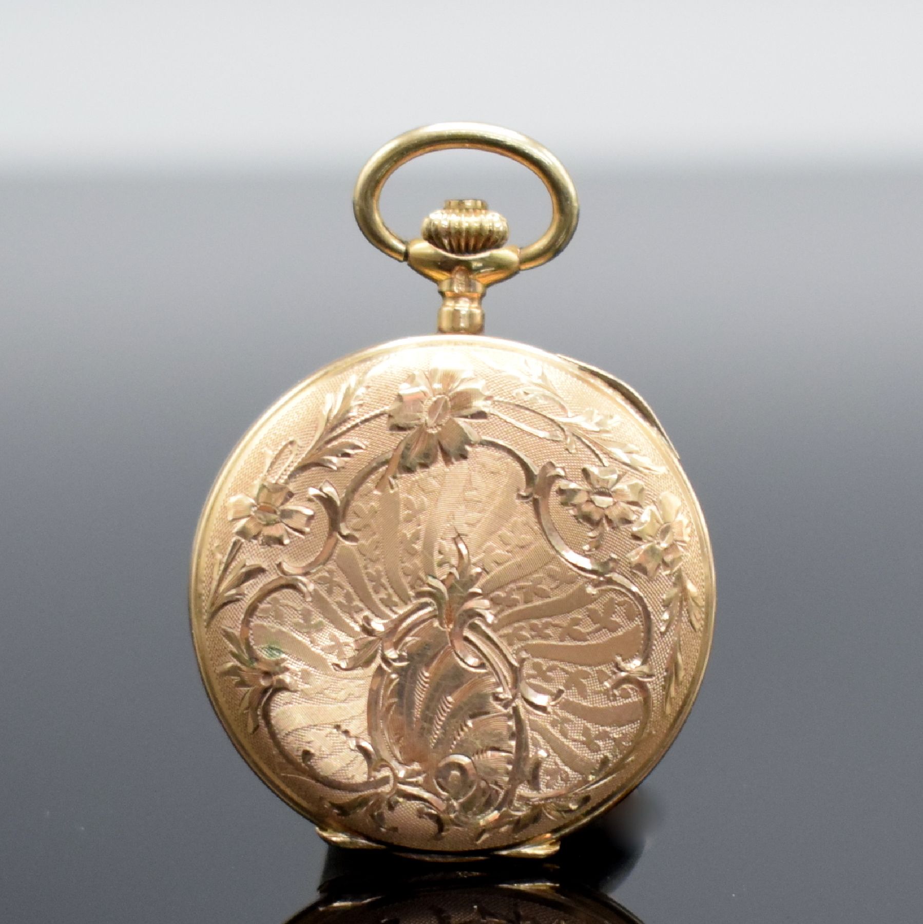 Detail c: Damensavonette in GG 585/000, Schweiz um 1870, 2 Deckel Goldgeh. dell., Sprung- & Rückdeckel floral grav., Metallcuvette, Emailzifferbl. m. röm. ...