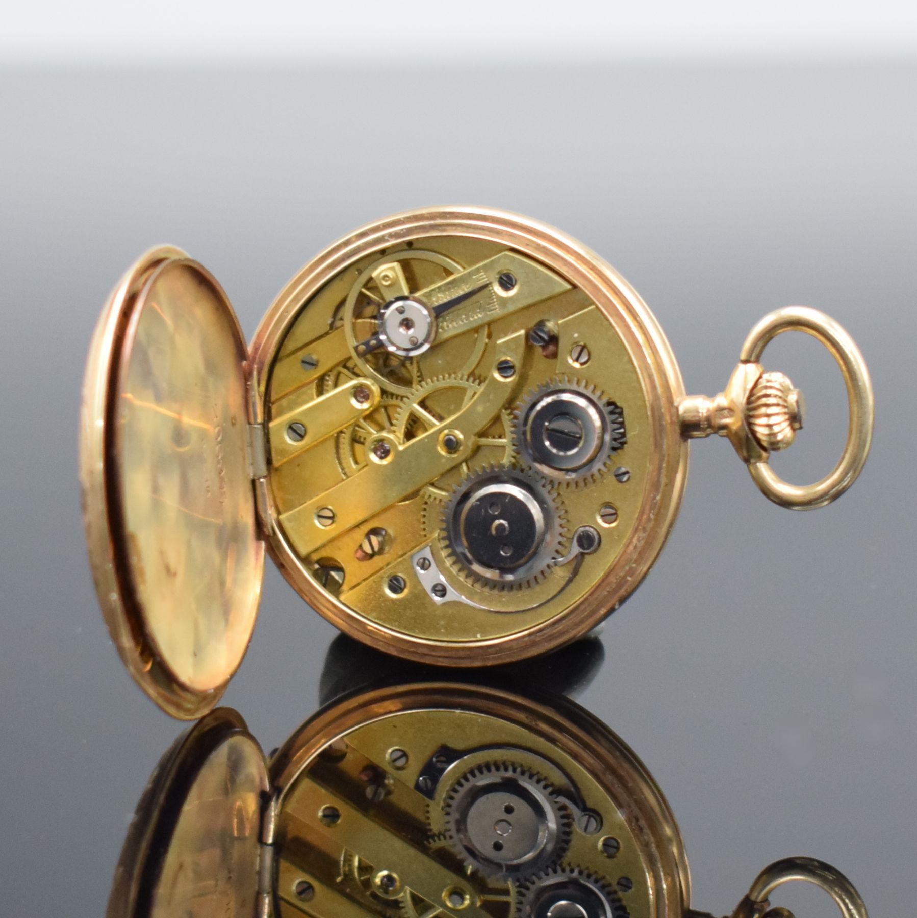 Detail d: Damensavonette in GG 585/000, Schweiz um 1870, 2 Deckel Goldgeh. dell., Sprung- & Rückdeckel floral grav., Metallcuvette, Emailzifferbl. m. röm. ...
