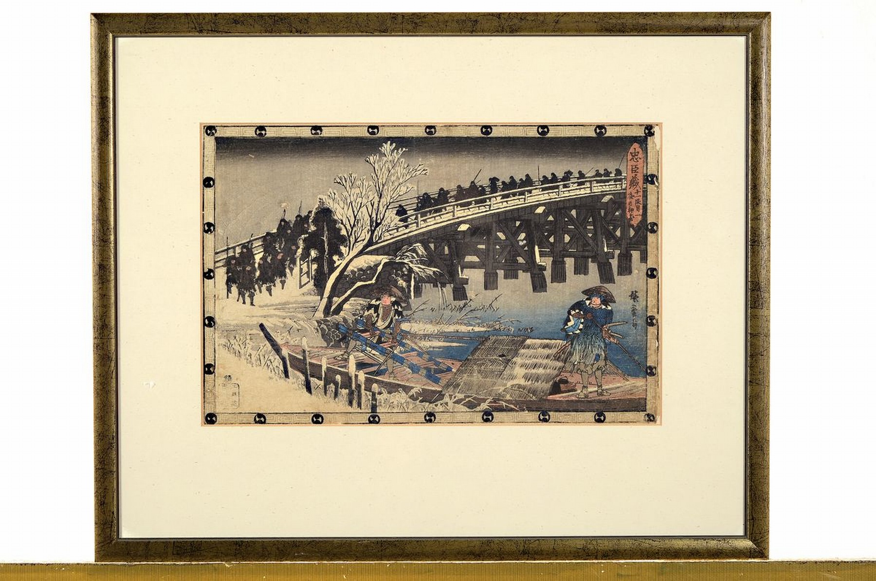 Detail k: Japanischer Farbholzschnitt von Hiroshige, um 1840, verschneite Landschaft, zwei Männer legen mit einem Boot unter der Brücke an, ca. 23x.35cm, ...