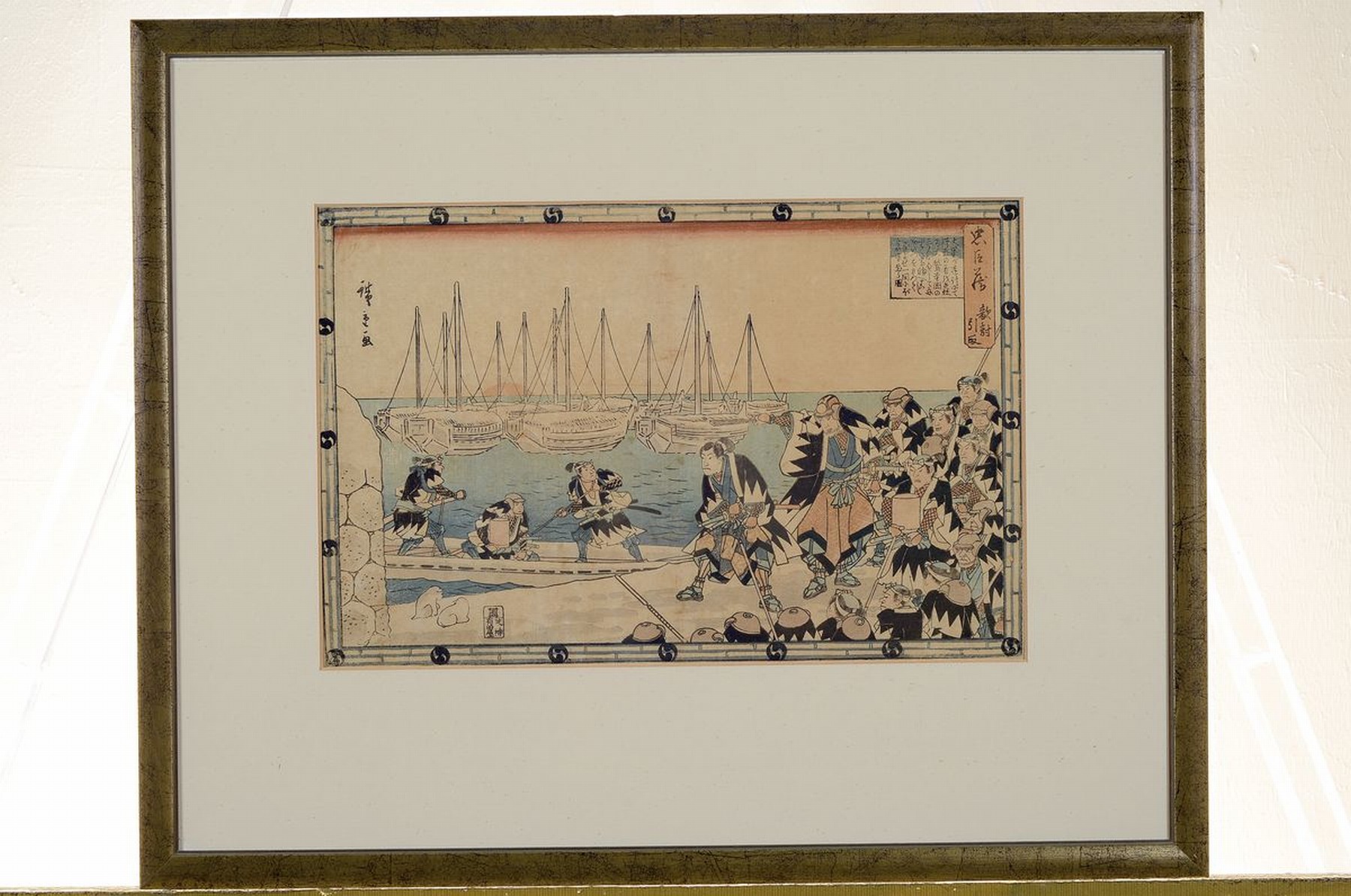 Detail k: Japanischer Farbholzschnitt von Hiroshige, um 1860, vielfigurige Szene am Hafen, gebräunt, ca. 23x34cm, PP, u.Gl., R. ca. 43x53cm