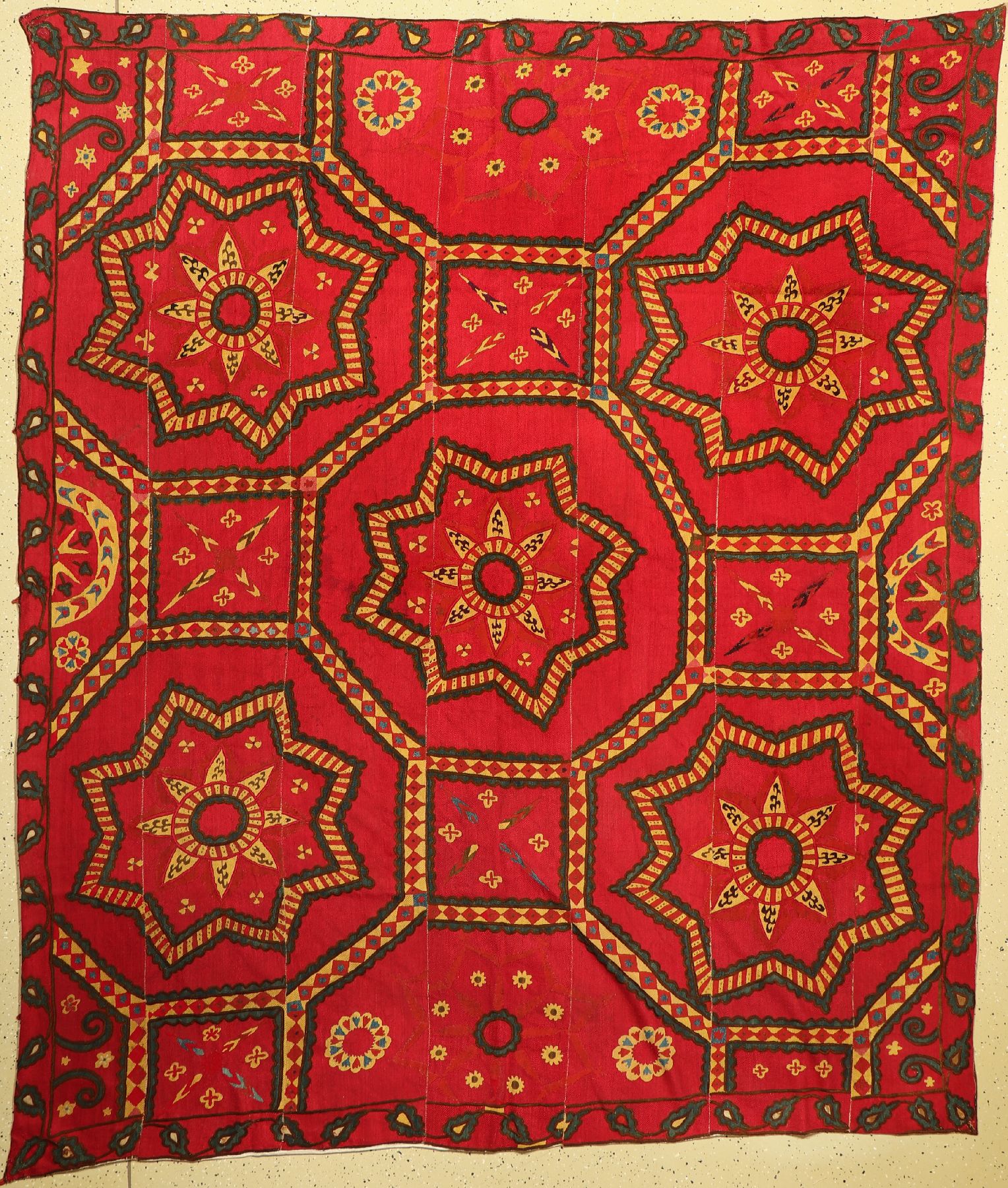 Taschkent Susani antik, Usbekistan, um 1900, Baumwollstickerei mit Seide in 7 Bahnen, ca. 255 x 220 cm, EHZ: 2