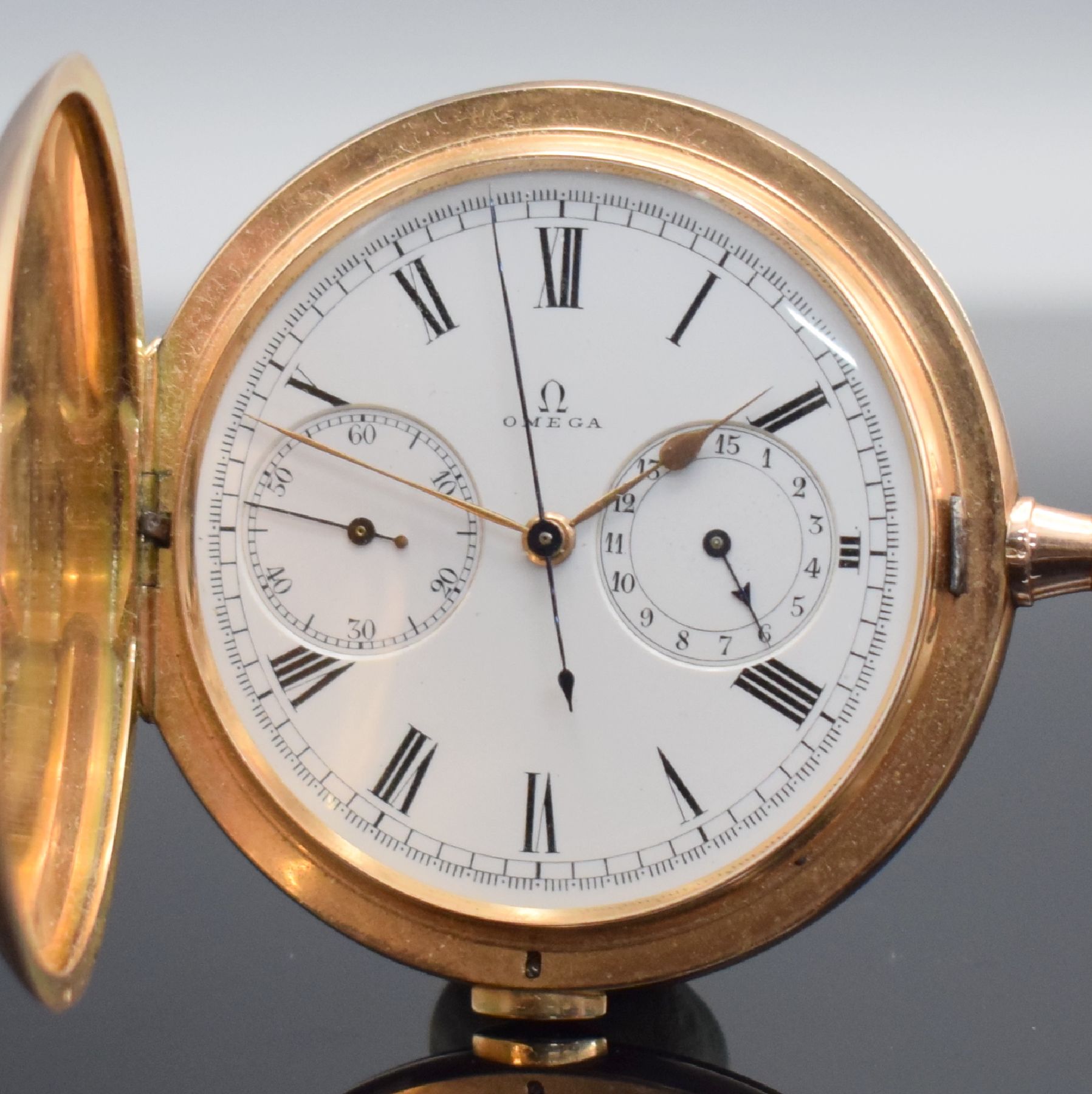 Detail a: OMEGA Herrensavonette mit Chronograph in RoséG 585/000, Schweiz um 1915, 3 Deckel- Goldgeh. l. dell., Emailzifferbl. m. röm. Zahlen, gold. & gebl. ...