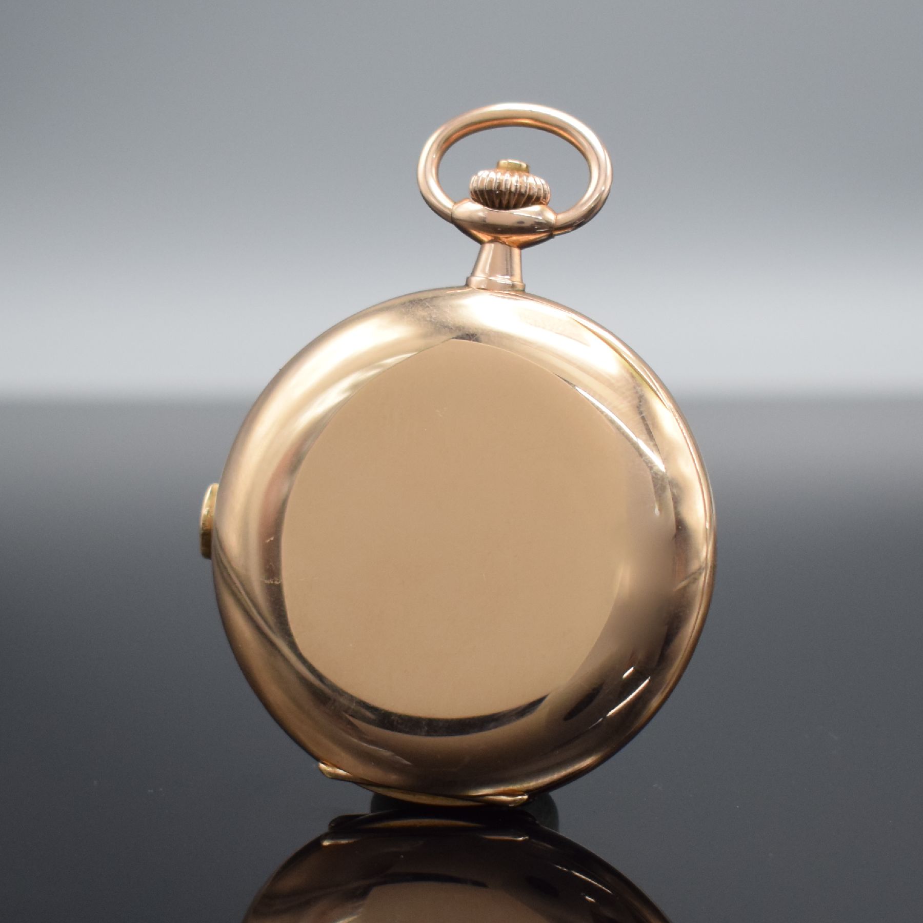 Detail b: OMEGA Herrensavonette mit Chronograph in RoséG 585/000, Schweiz um 1915, 3 Deckel- Goldgeh. l. dell., Emailzifferbl. m. röm. Zahlen, gold. & gebl. ...