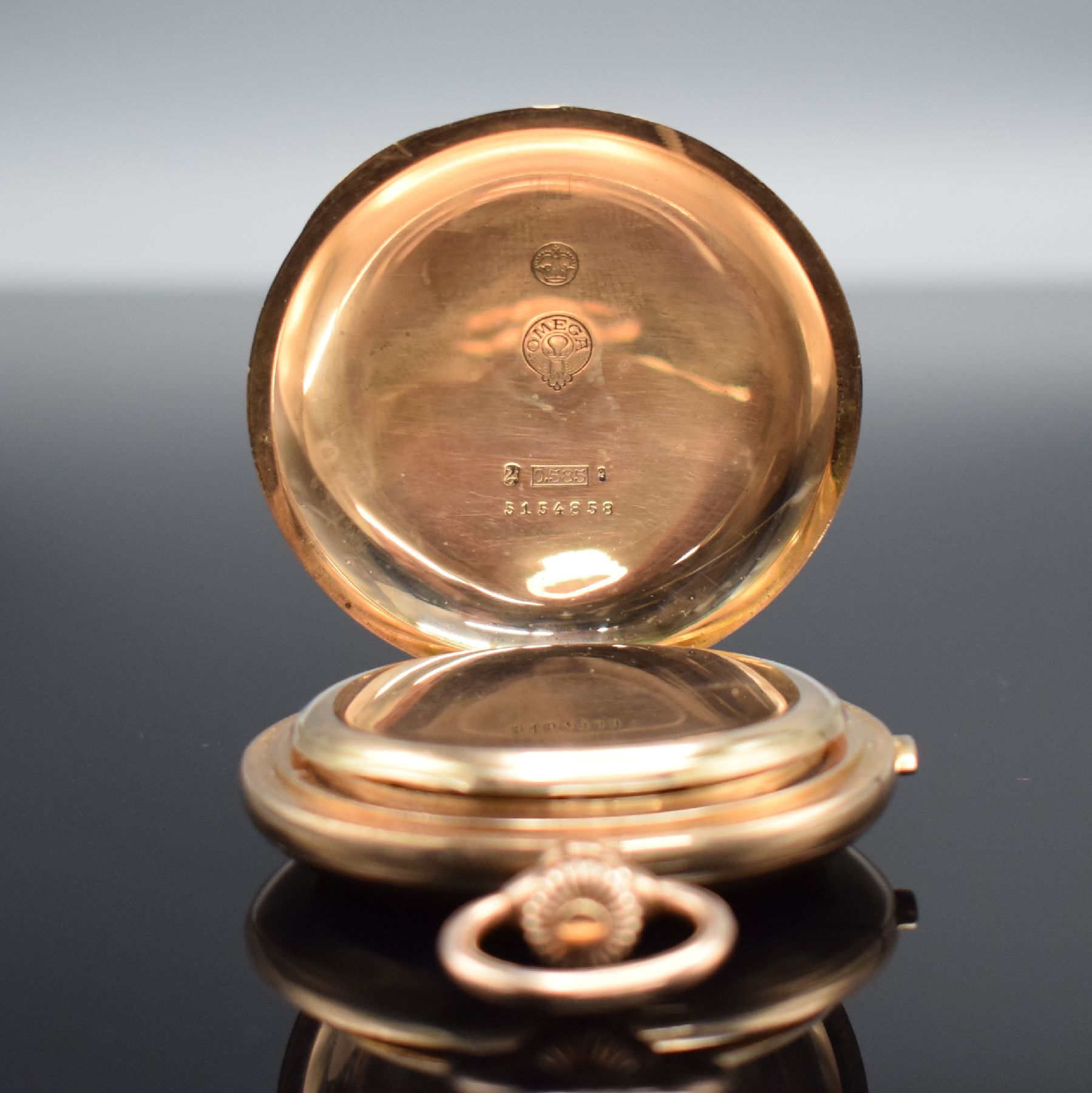 Detail c: OMEGA Herrensavonette mit Chronograph in RoséG 585/000, Schweiz um 1915, 3 Deckel- Goldgeh. l. dell., Emailzifferbl. m. röm. Zahlen, gold. & gebl. ...