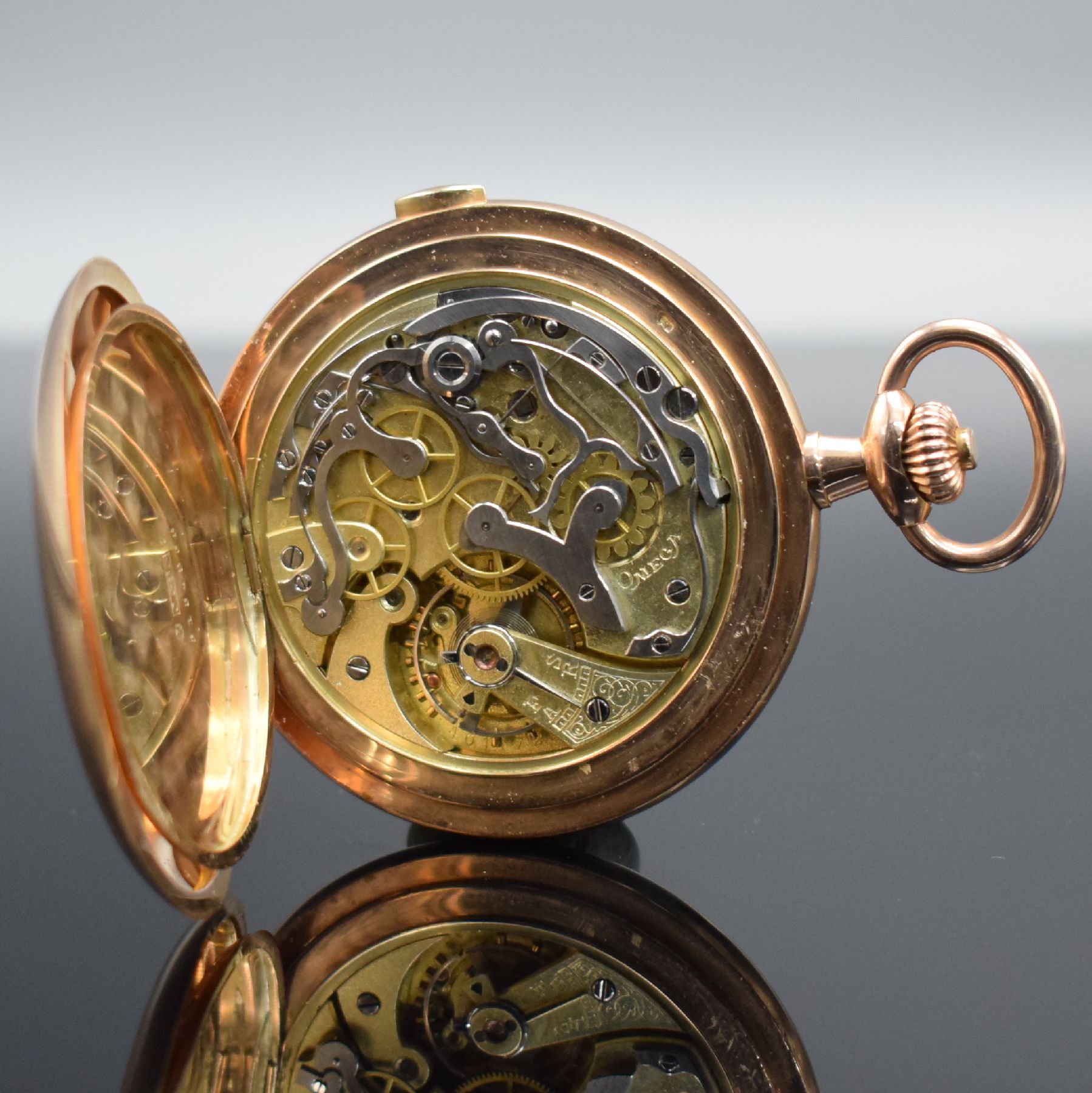 Detail d: OMEGA Herrensavonette mit Chronograph in RoséG 585/000, Schweiz um 1915, 3 Deckel- Goldgeh. l. dell., Emailzifferbl. m. röm. Zahlen, gold. & gebl. ...