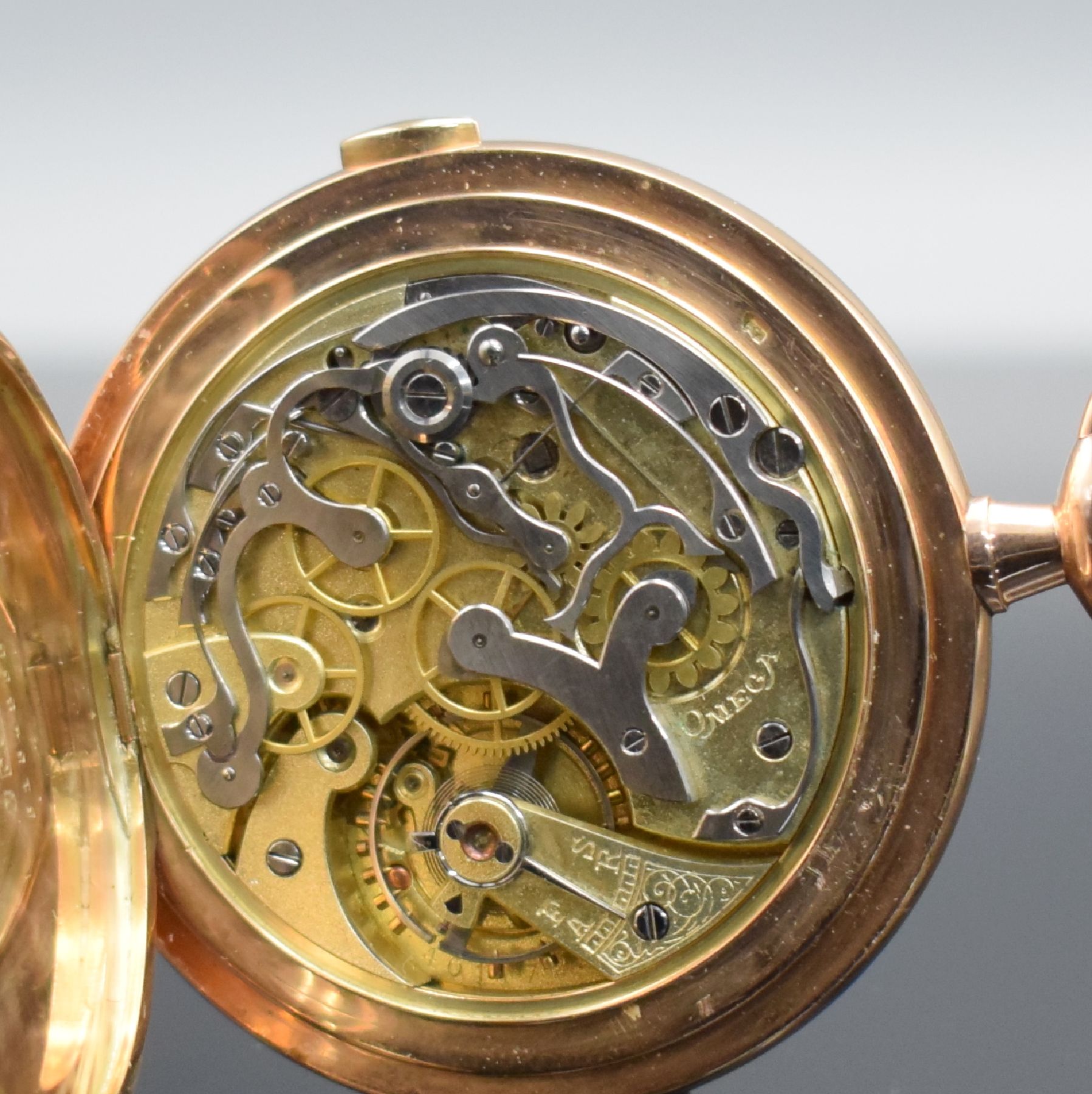 Detail e: OMEGA Herrensavonette mit Chronograph in RoséG 585/000, Schweiz um 1915, 3 Deckel- Goldgeh. l. dell., Emailzifferbl. m. röm. Zahlen, gold. & gebl. ...