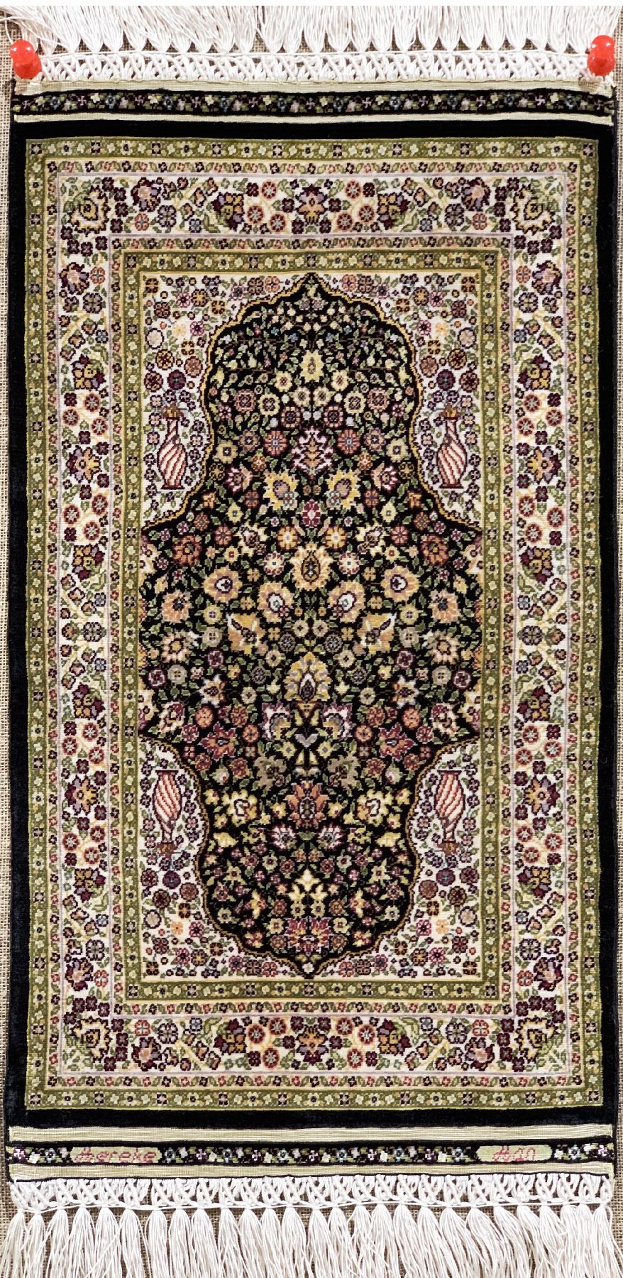 Sehr feiner Seiden Hereke (20 x 20), Signiert, Türkei, um 1960, reine Naturseide, ca. 31 x 17 cm, ca.4 Mio Kn/qm, EHZ: 1(Sehr guter Zustand).