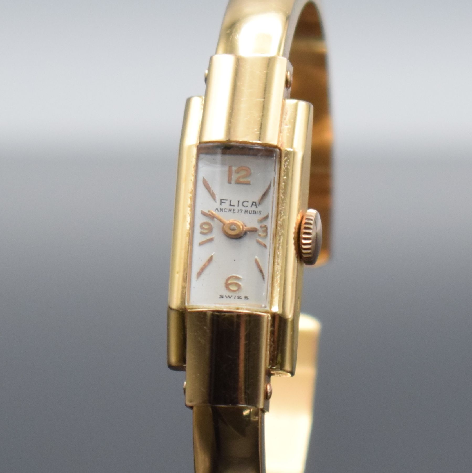 Detail b: FLICA Damenspangenuhr in RoséG 750/000, Schweiz um 1940, Handaufzug, Boden aufgedr., silb. Zifferbl. m. gold. Ind. & arab. Zahlen, gold. Zeiger, ...