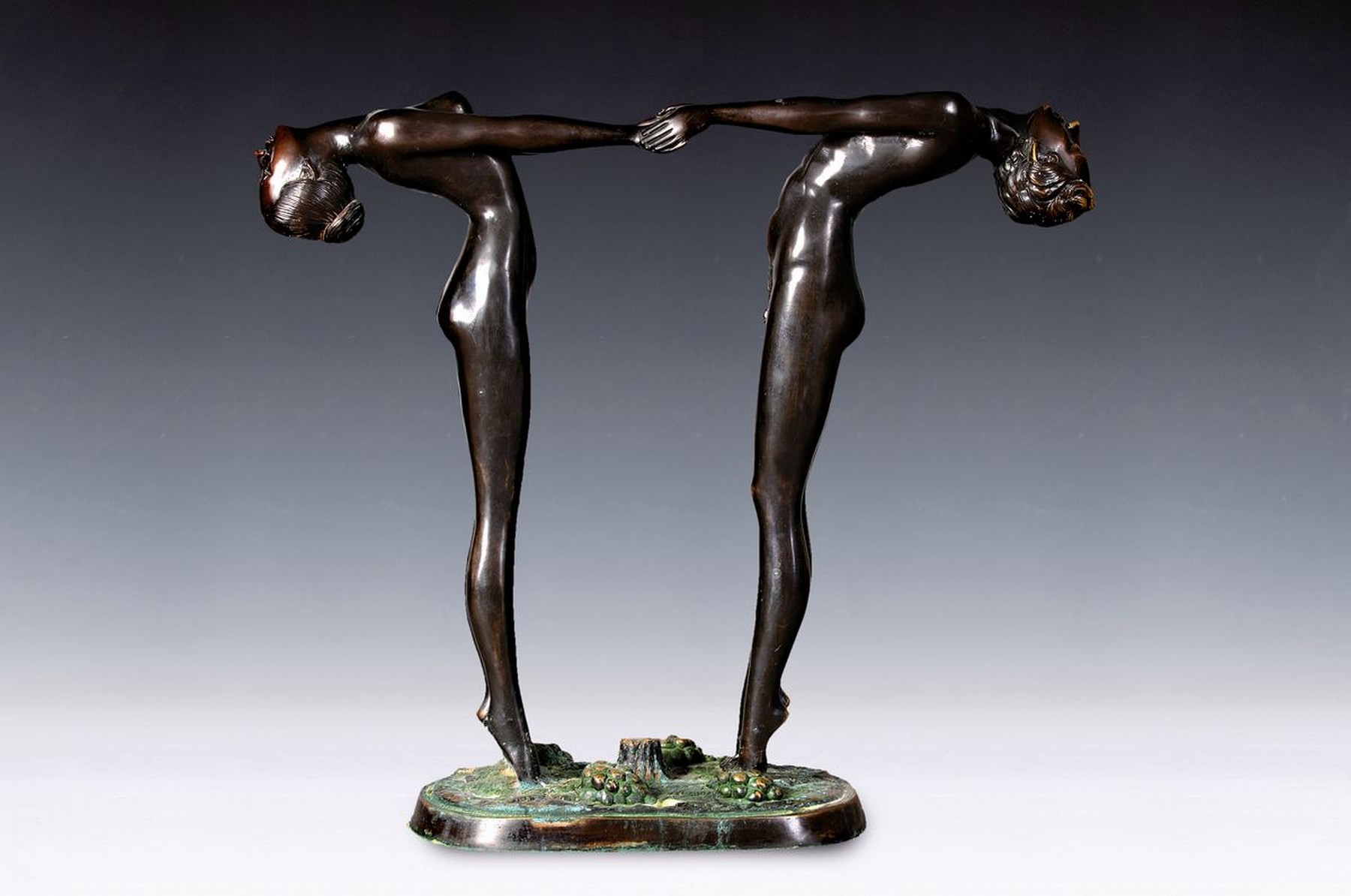 Große Bronzeskulptur, neuzeitlich, Mann und Frau, sich an den Händen haltend und nach hinten beugend, auf der Plinthe Weinlaub und Trauben, H. ca. ...