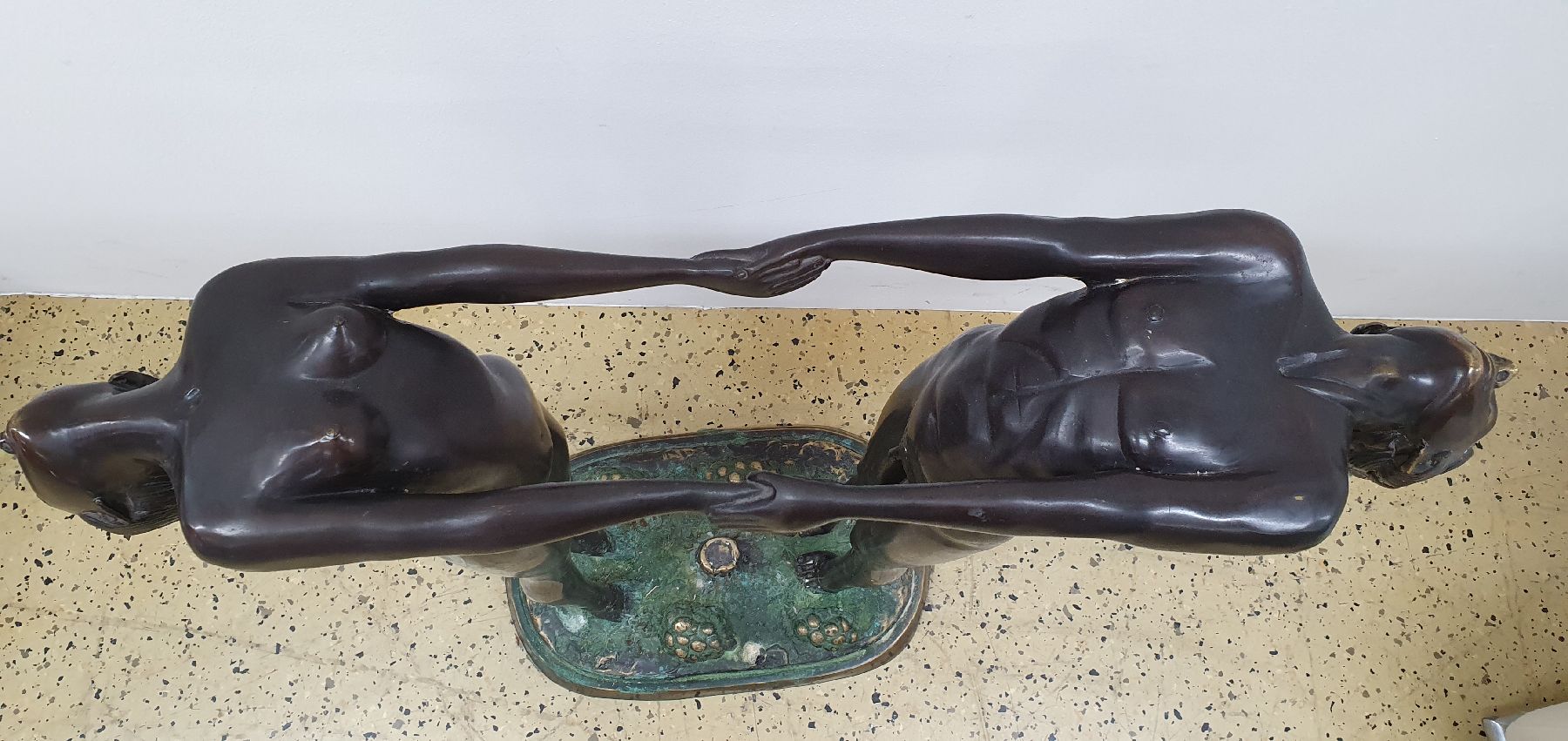 Detail a: Große Bronzeskulptur, neuzeitlich, Mann und Frau, sich an den Händen haltend und nach hinten beugend, auf der Plinthe Weinlaub und Trauben, H. ca. ...