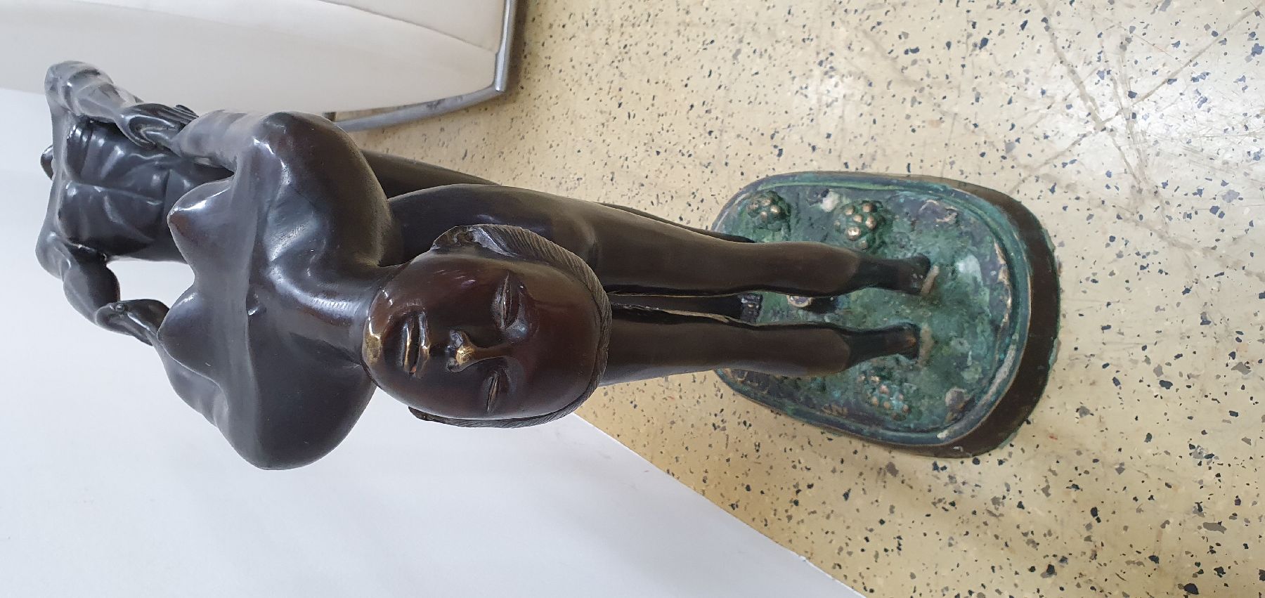 Detail b: Große Bronzeskulptur, neuzeitlich, Mann und Frau, sich an den Händen haltend und nach hinten beugend, auf der Plinthe Weinlaub und Trauben, H. ca. ...