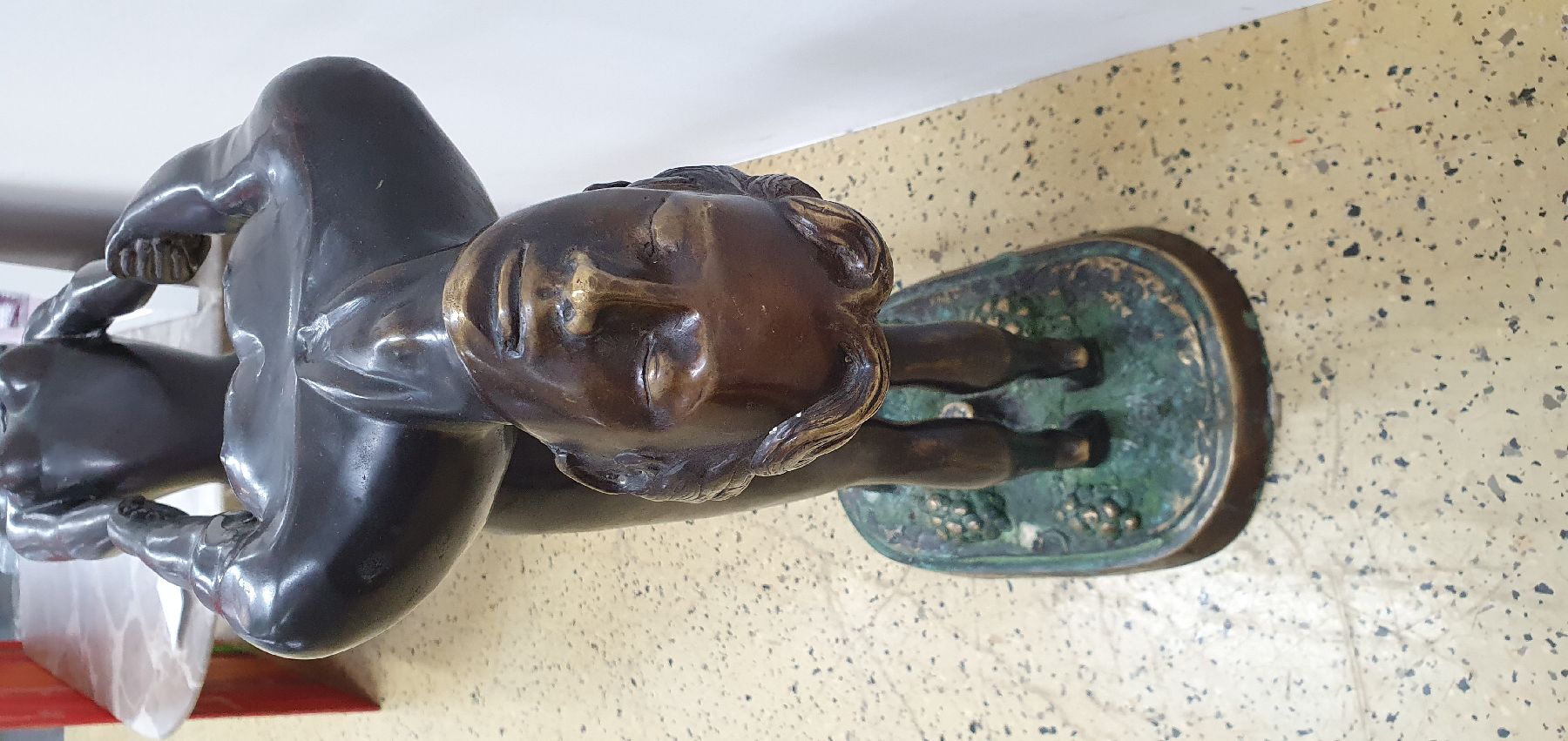 Detail c: Große Bronzeskulptur, neuzeitlich, Mann und Frau, sich an den Händen haltend und nach hinten beugend, auf der Plinthe Weinlaub und Trauben, H. ca. ...