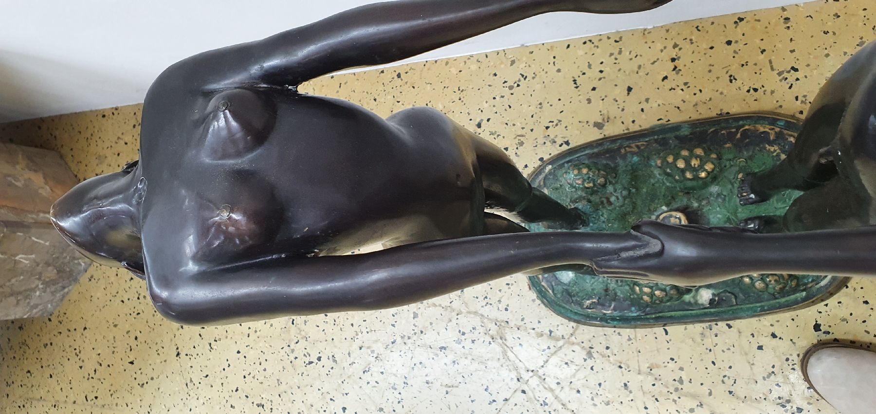 Detail d: Große Bronzeskulptur, neuzeitlich, Mann und Frau, sich an den Händen haltend und nach hinten beugend, auf der Plinthe Weinlaub und Trauben, H. ca. ...