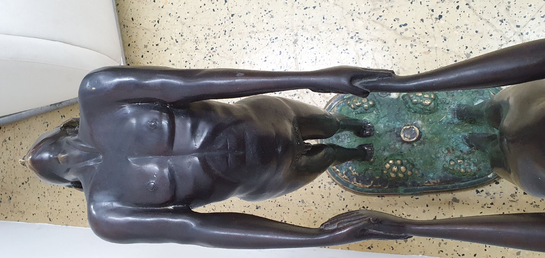 Detail e: Große Bronzeskulptur, neuzeitlich, Mann und Frau, sich an den Händen haltend und nach hinten beugend, auf der Plinthe Weinlaub und Trauben, H. ca. ...