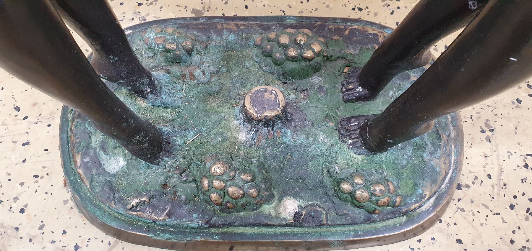 Detail f: Große Bronzeskulptur, neuzeitlich, Mann und Frau, sich an den Händen haltend und nach hinten beugend, auf der Plinthe Weinlaub und Trauben, H. ca. ...
