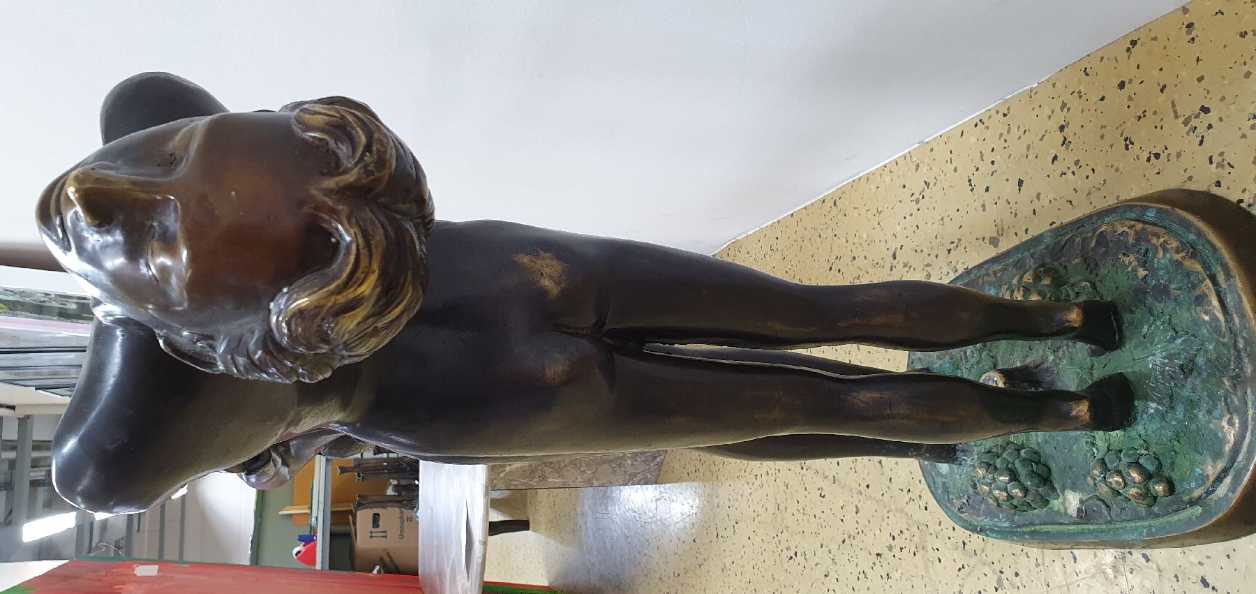 Detail g: Große Bronzeskulptur, neuzeitlich, Mann und Frau, sich an den Händen haltend und nach hinten beugend, auf der Plinthe Weinlaub und Trauben, H. ca. ...