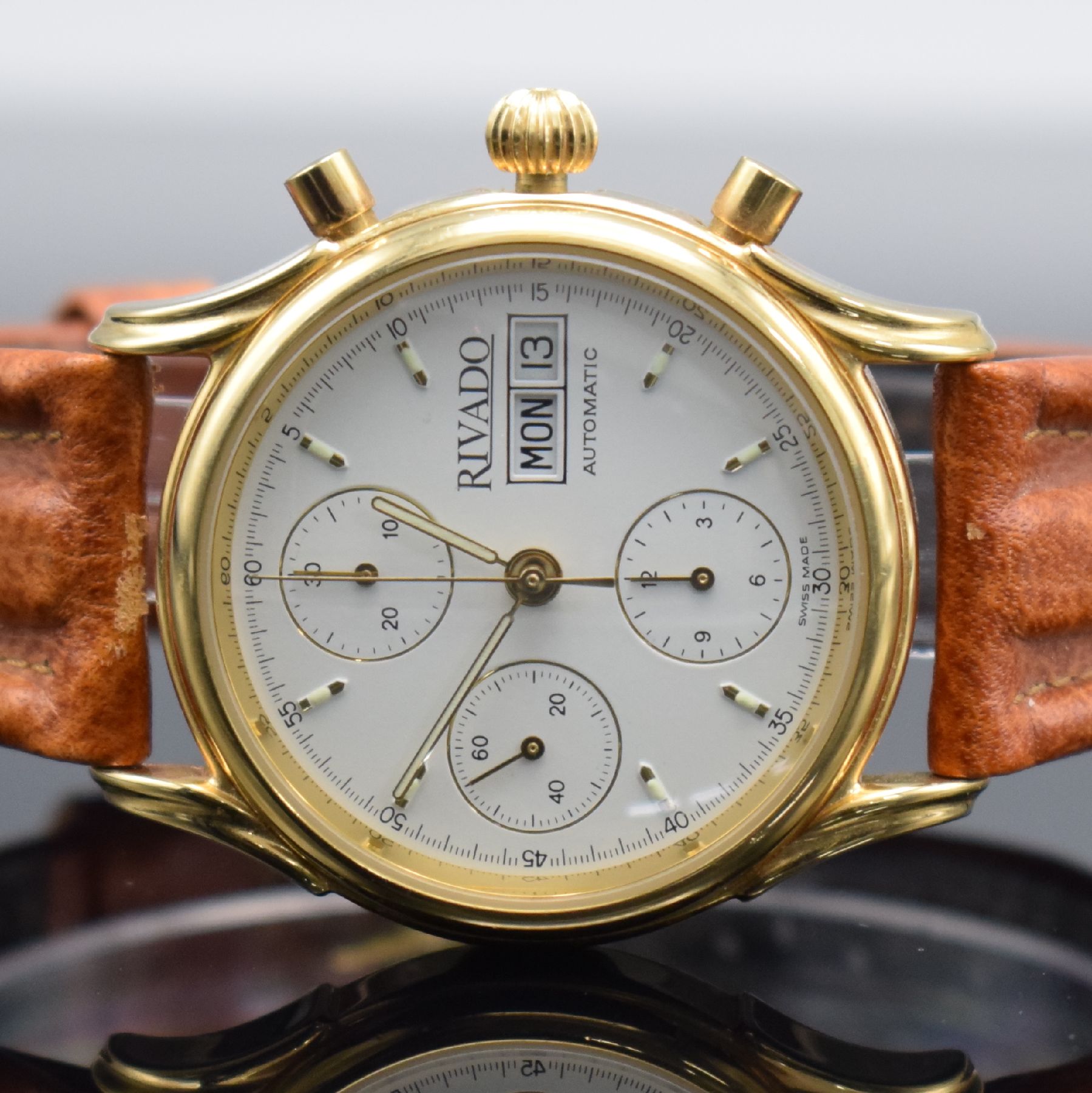 Detail a: RIVADO Herrenchronograph, Schweiz um 1995, Automatik, verg. Geh. m. verschr. Stahlboden, creme-farb. Zifferbl., gold. Indizes & Zeiger, Tag & Datum ...