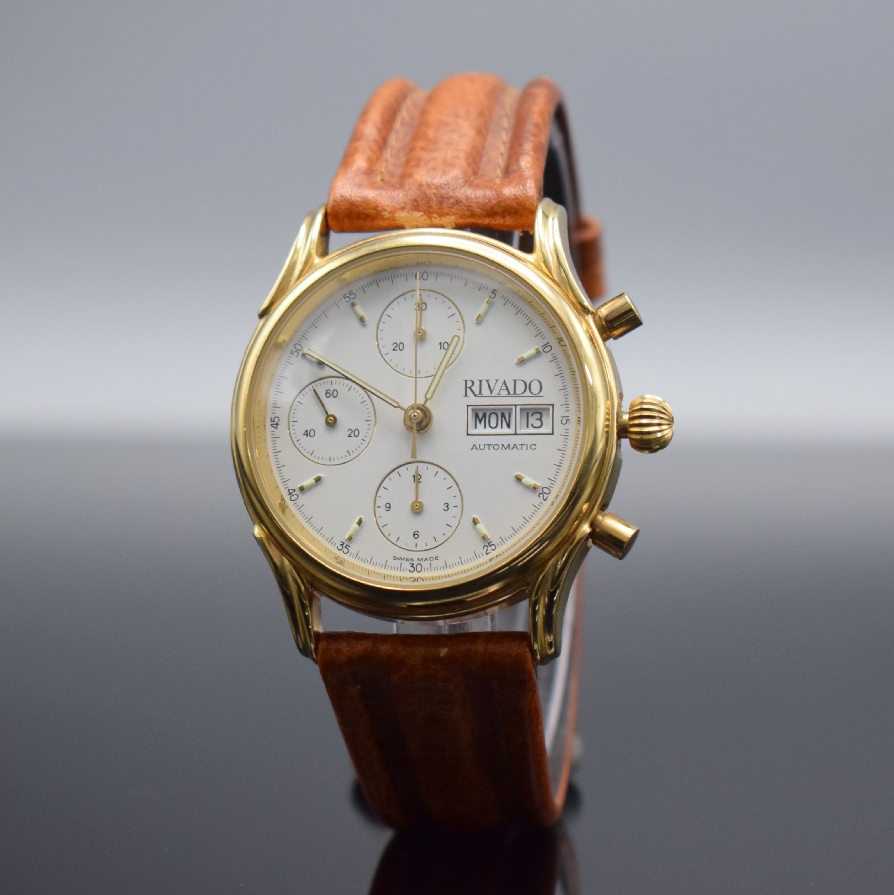 Detail b: RIVADO Herrenchronograph, Schweiz um 1995, Automatik, verg. Geh. m. verschr. Stahlboden, creme-farb. Zifferbl., gold. Indizes & Zeiger, Tag & Datum ...
