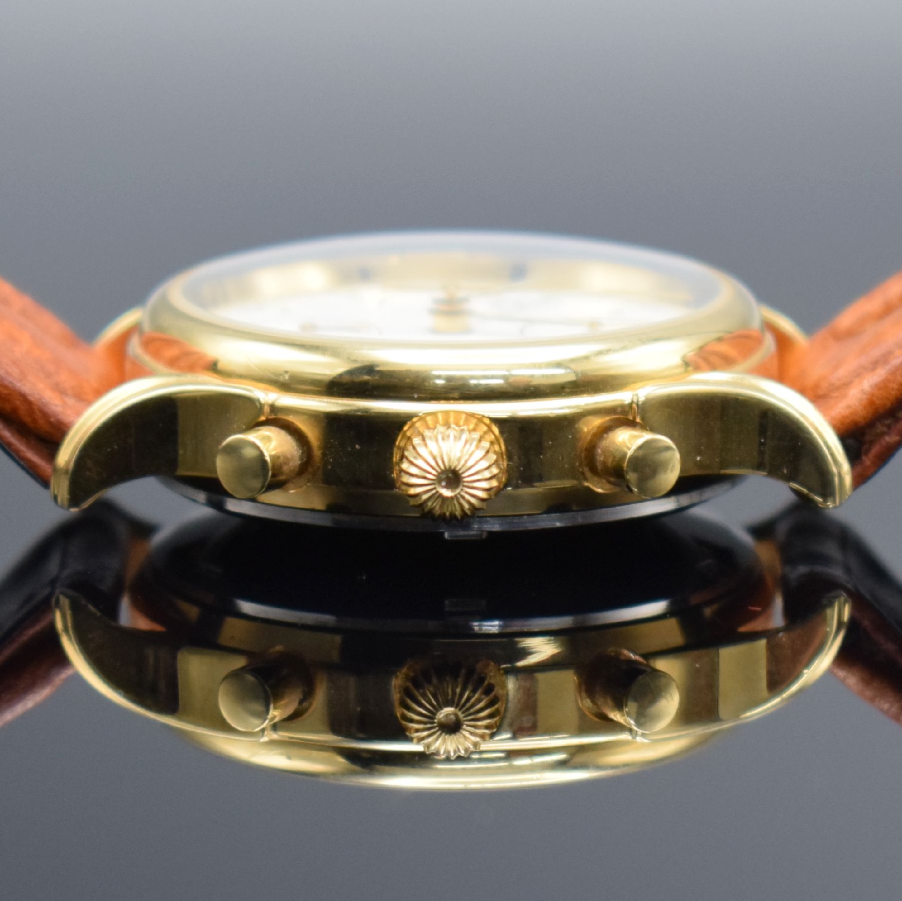 Detail d: RIVADO Herrenchronograph, Schweiz um 1995, Automatik, verg. Geh. m. verschr. Stahlboden, creme-farb. Zifferbl., gold. Indizes & Zeiger, Tag & Datum ...