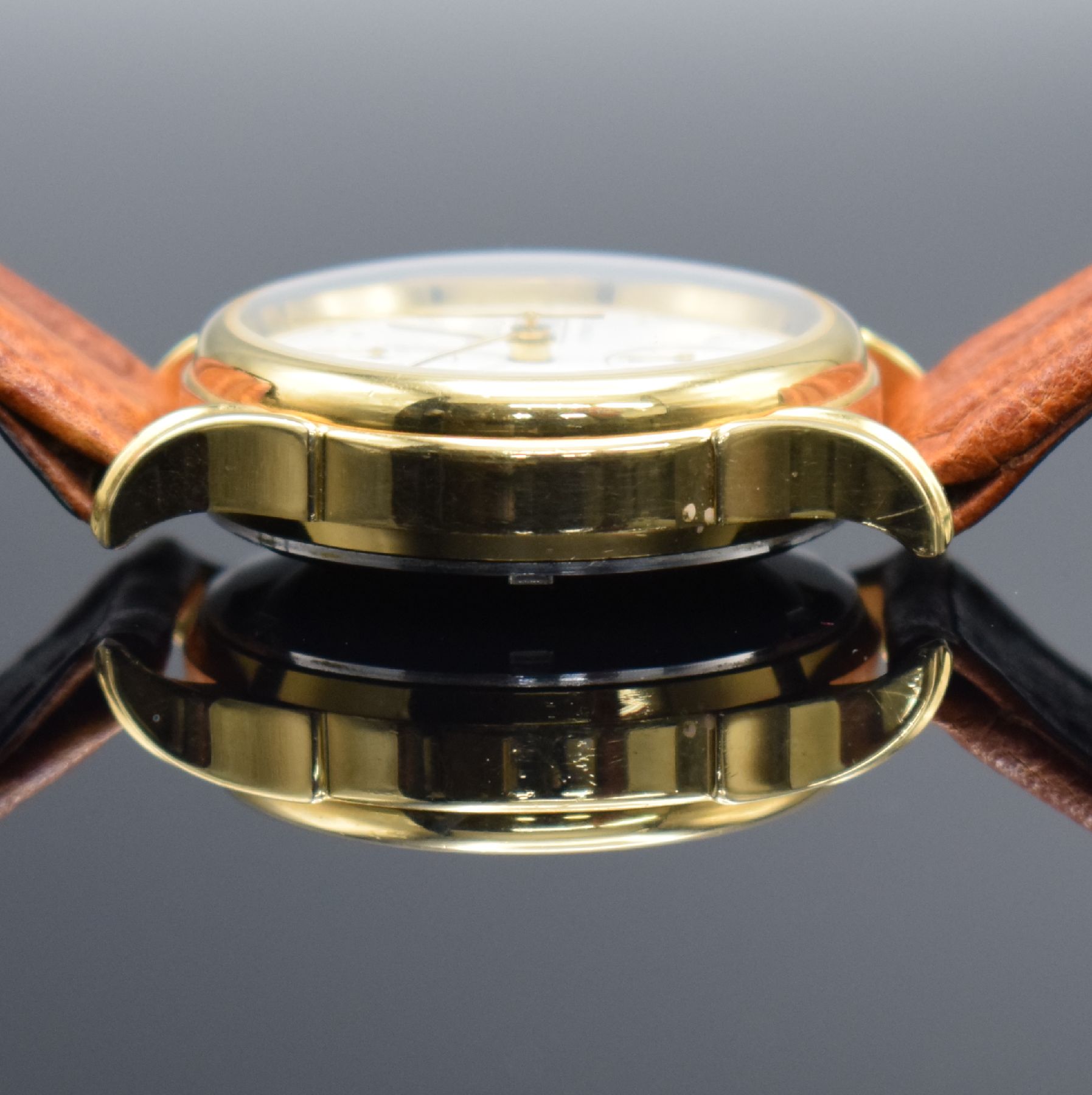 Detail e: RIVADO Herrenchronograph, Schweiz um 1995, Automatik, verg. Geh. m. verschr. Stahlboden, creme-farb. Zifferbl., gold. Indizes & Zeiger, Tag & Datum ...
