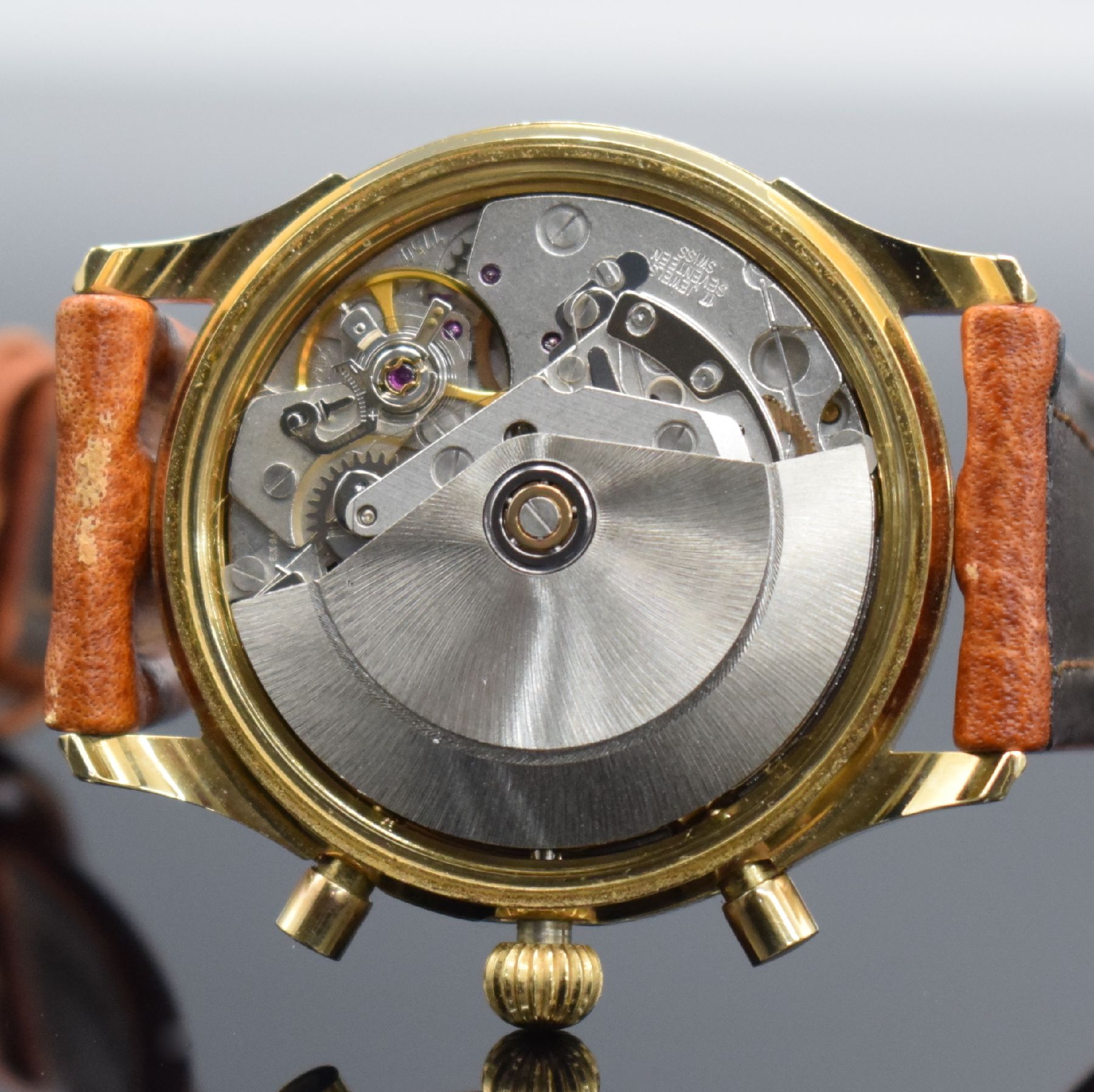 Detail g: RIVADO Herrenchronograph, Schweiz um 1995, Automatik, verg. Geh. m. verschr. Stahlboden, creme-farb. Zifferbl., gold. Indizes & Zeiger, Tag & Datum ...