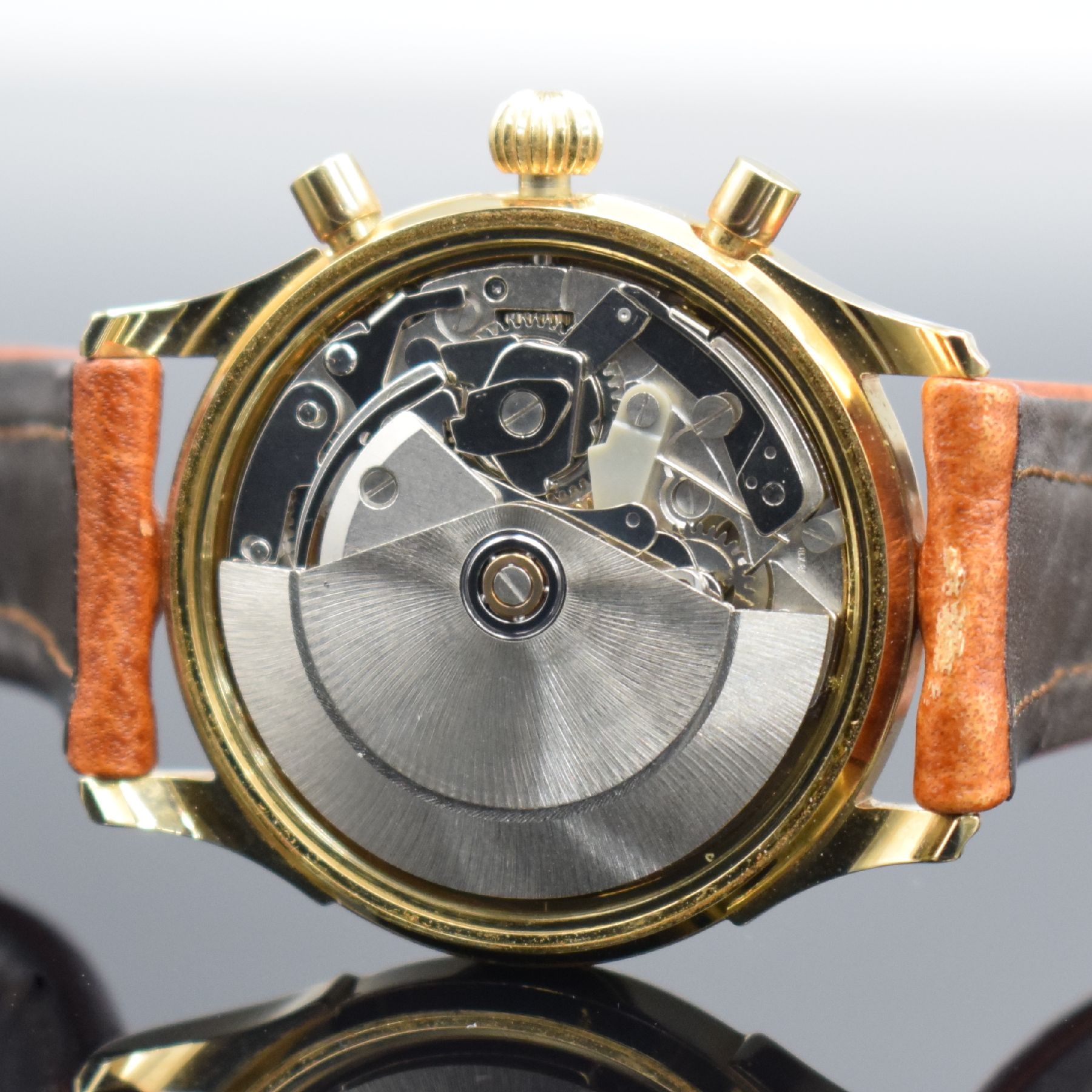 Detail h: RIVADO Herrenchronograph, Schweiz um 1995, Automatik, verg. Geh. m. verschr. Stahlboden, creme-farb. Zifferbl., gold. Indizes & Zeiger, Tag & Datum ...