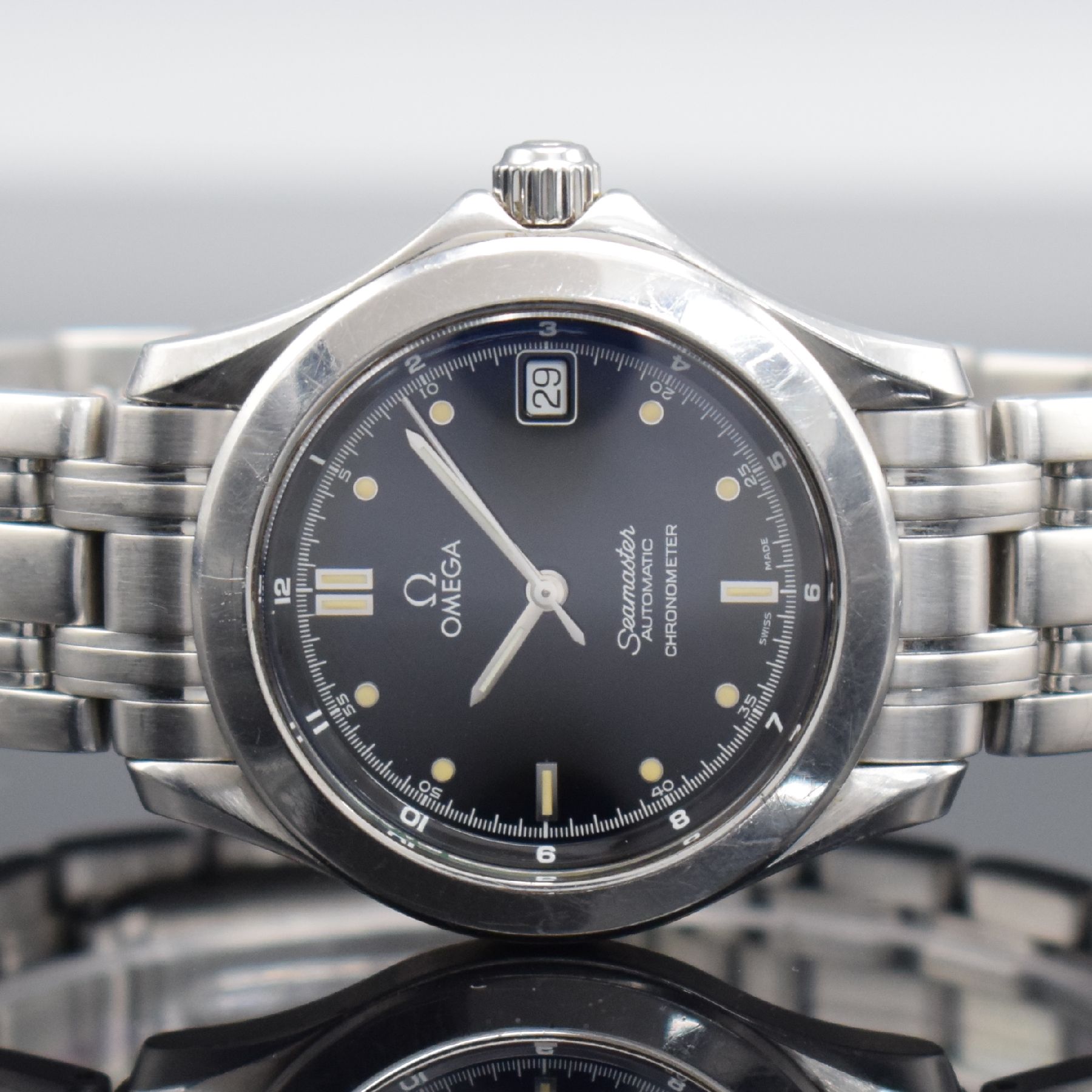 Detail a: OMEGA Seamaster Chronometer Herrenarmbanduhr in Stahl Referenz 168 1501, Schweiz um 1985, Automatik, Boden & Krone verschr., schwarzes Zifferbl., ...
