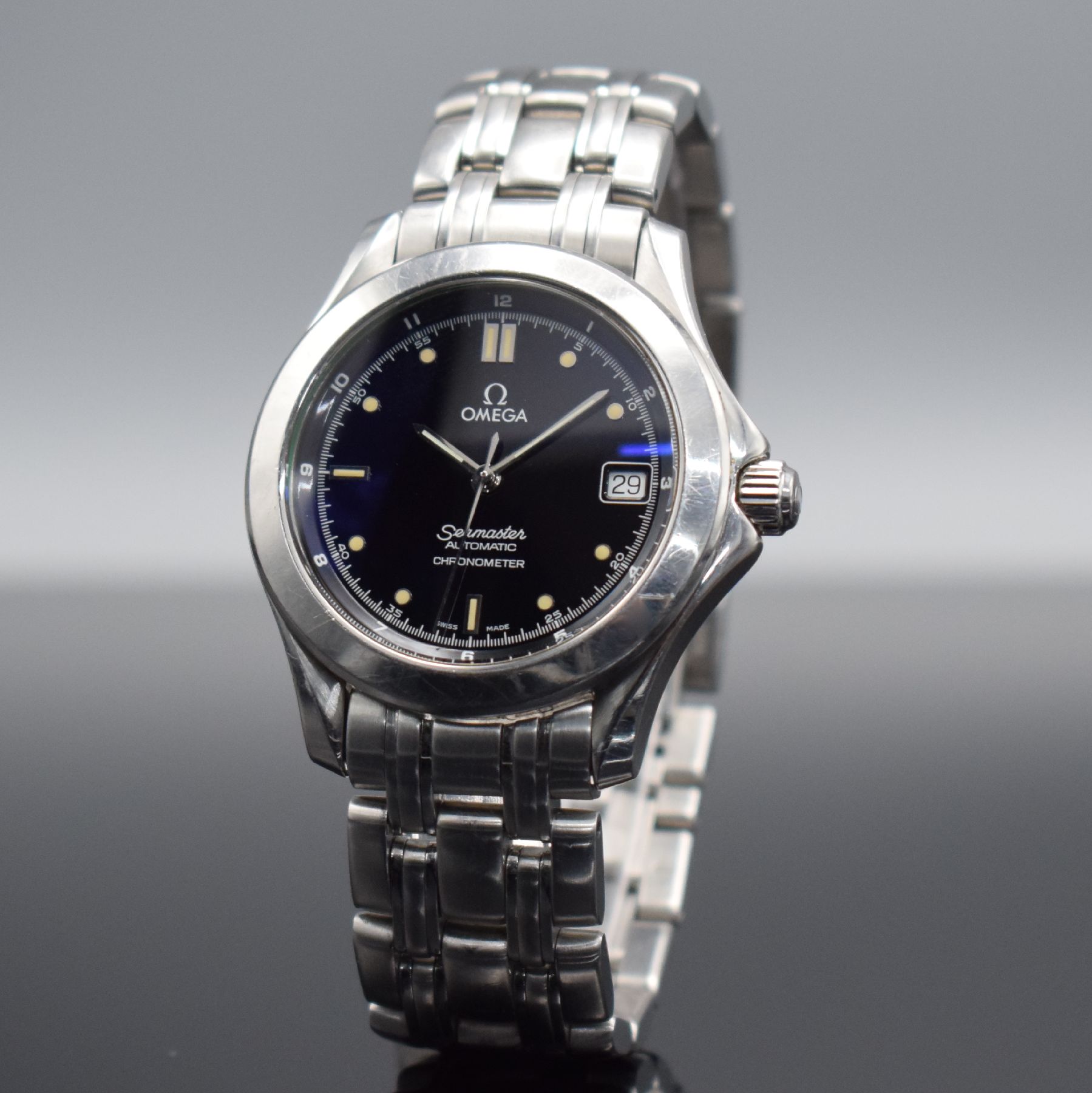 Detail b: OMEGA Seamaster Chronometer Herrenarmbanduhr in Stahl Referenz 168 1501, Schweiz um 1985, Automatik, Boden & Krone verschr., schwarzes Zifferbl., ...