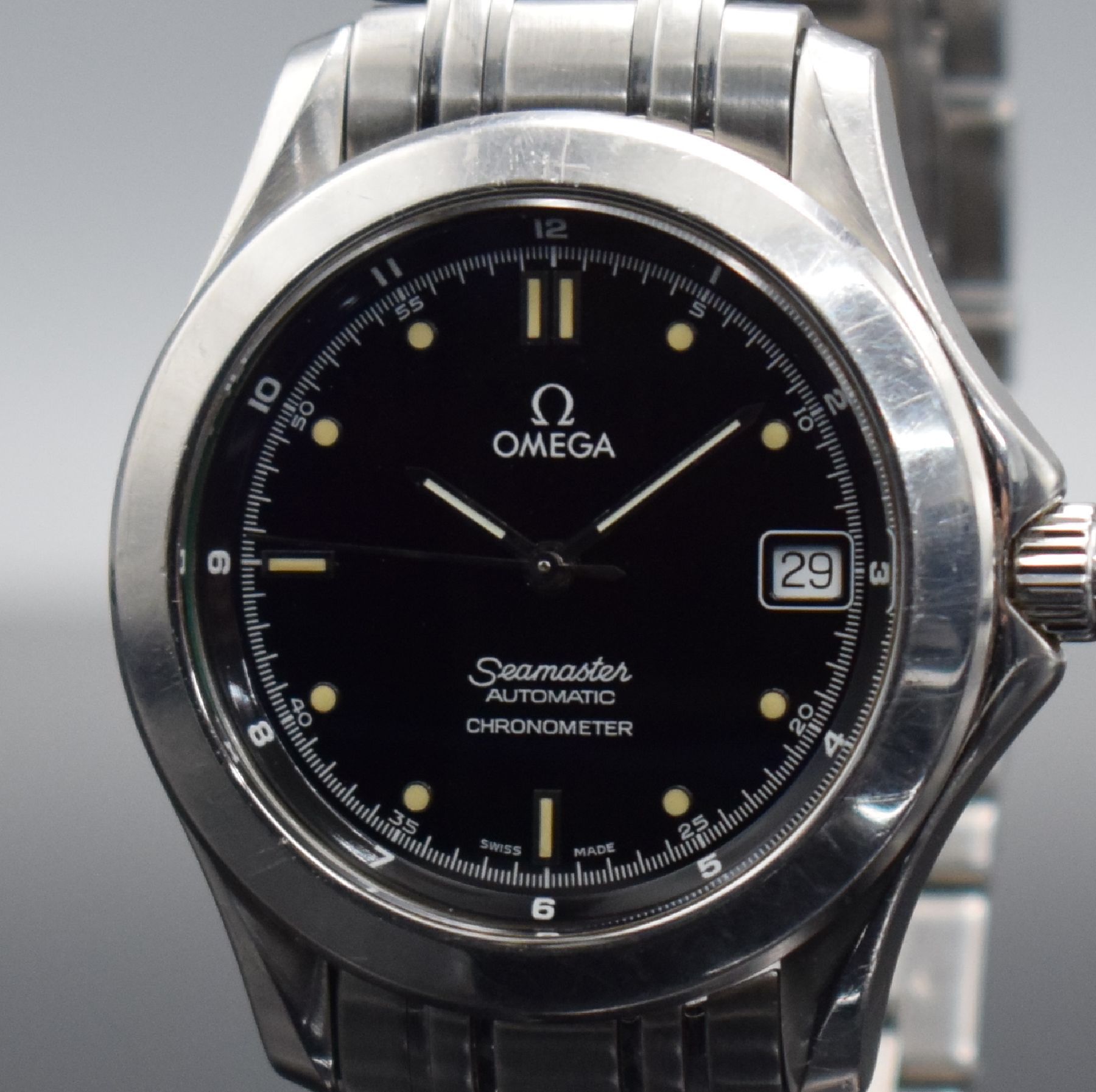 Detail c: OMEGA Seamaster Chronometer Herrenarmbanduhr in Stahl Referenz 168 1501, Schweiz um 1985, Automatik, Boden & Krone verschr., schwarzes Zifferbl., ...