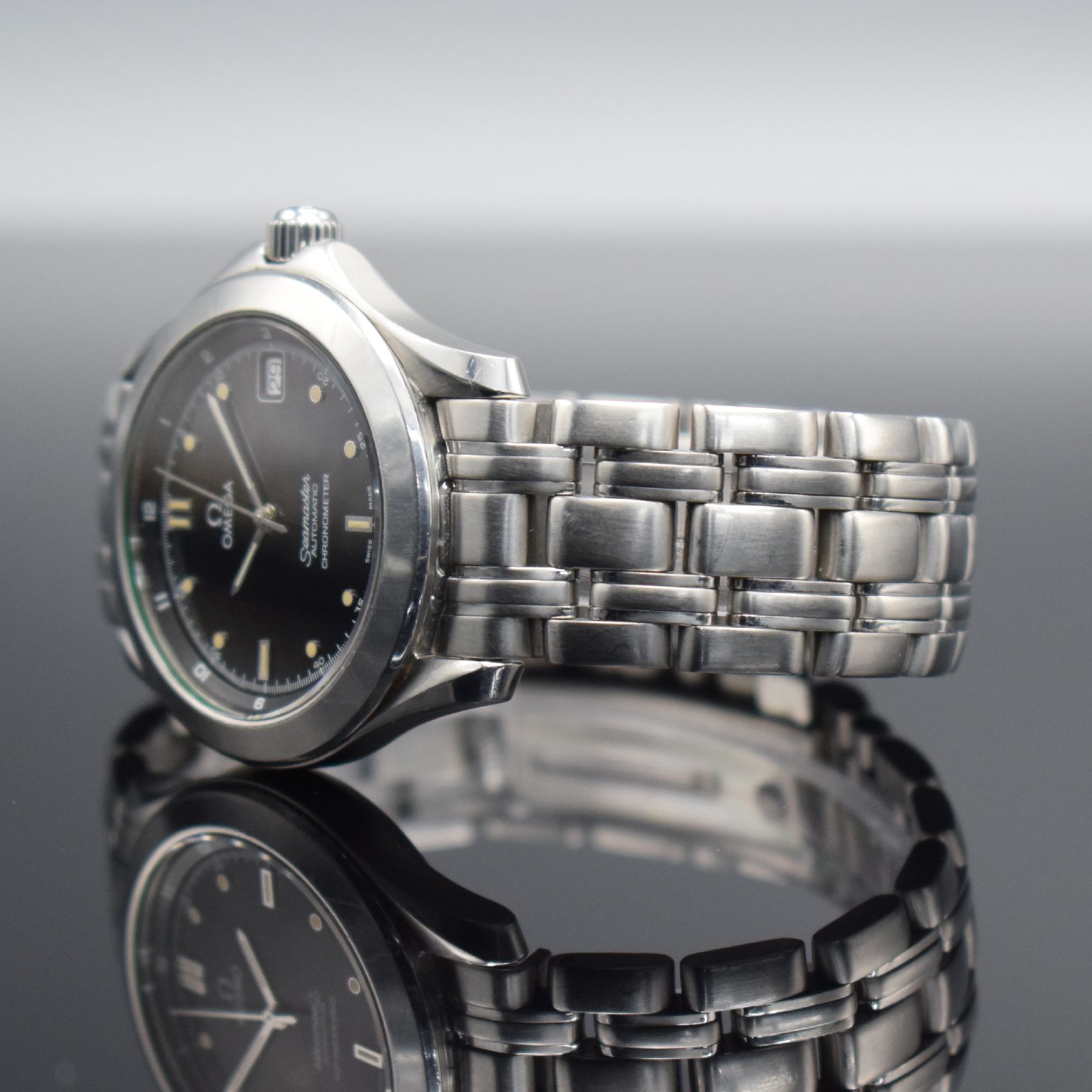 Detail d: OMEGA Seamaster Chronometer Herrenarmbanduhr in Stahl Referenz 168 1501, Schweiz um 1985, Automatik, Boden & Krone verschr., schwarzes Zifferbl., ...