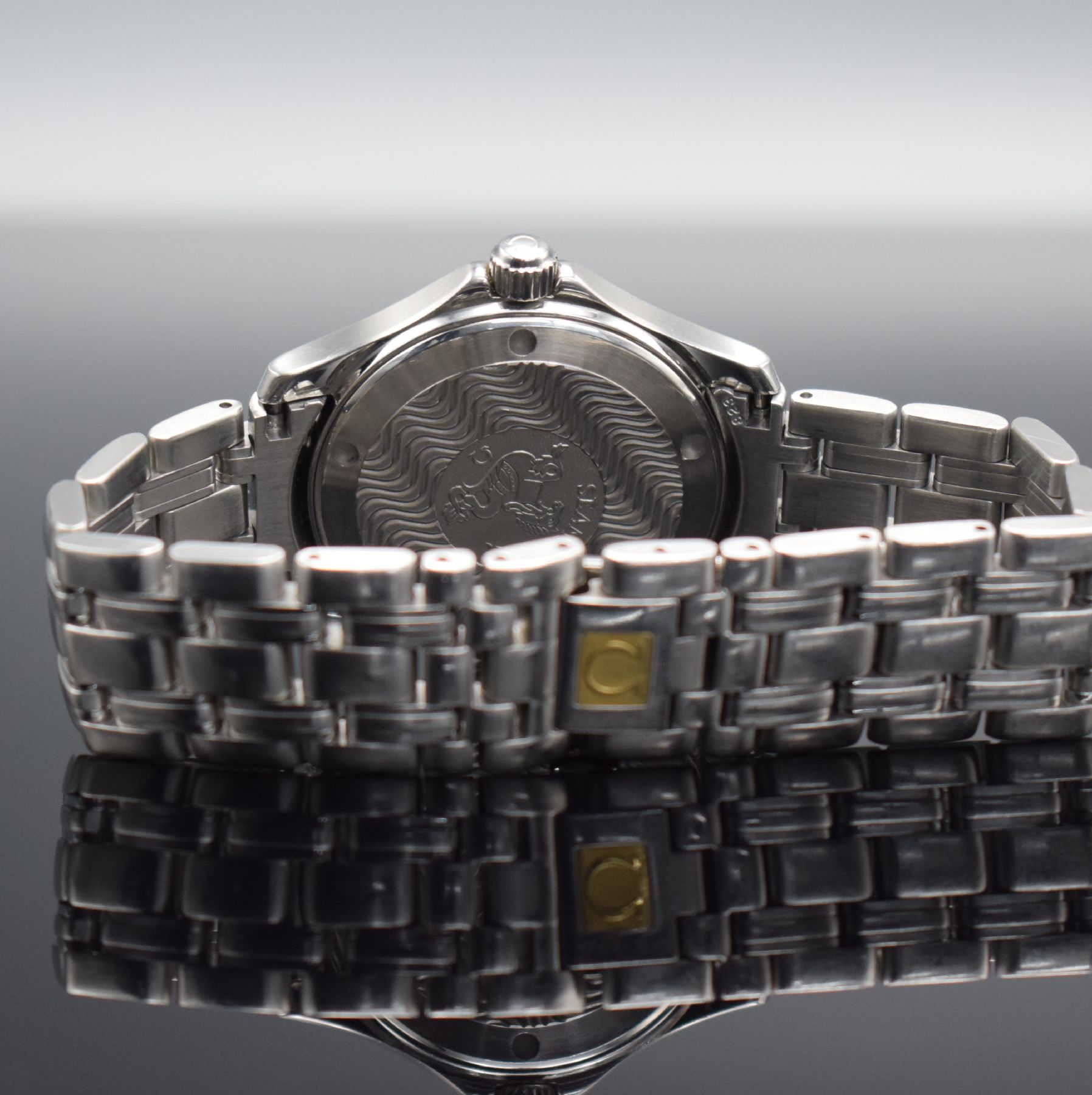 Detail e: OMEGA Seamaster Chronometer Herrenarmbanduhr in Stahl Referenz 168 1501, Schweiz um 1985, Automatik, Boden & Krone verschr., schwarzes Zifferbl., ...