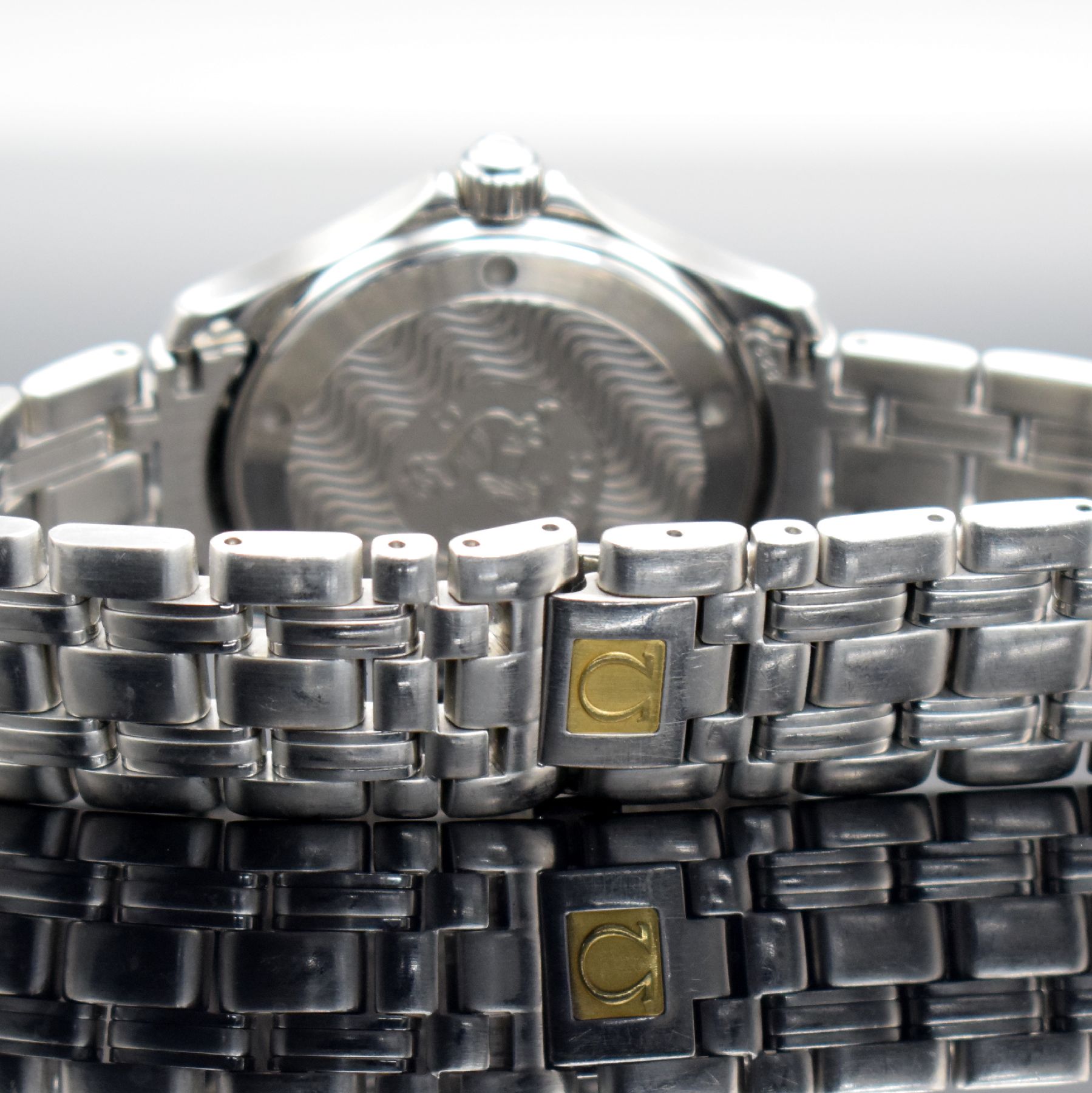 Detail f: OMEGA Seamaster Chronometer Herrenarmbanduhr in Stahl Referenz 168 1501, Schweiz um 1985, Automatik, Boden & Krone verschr., schwarzes Zifferbl., ...