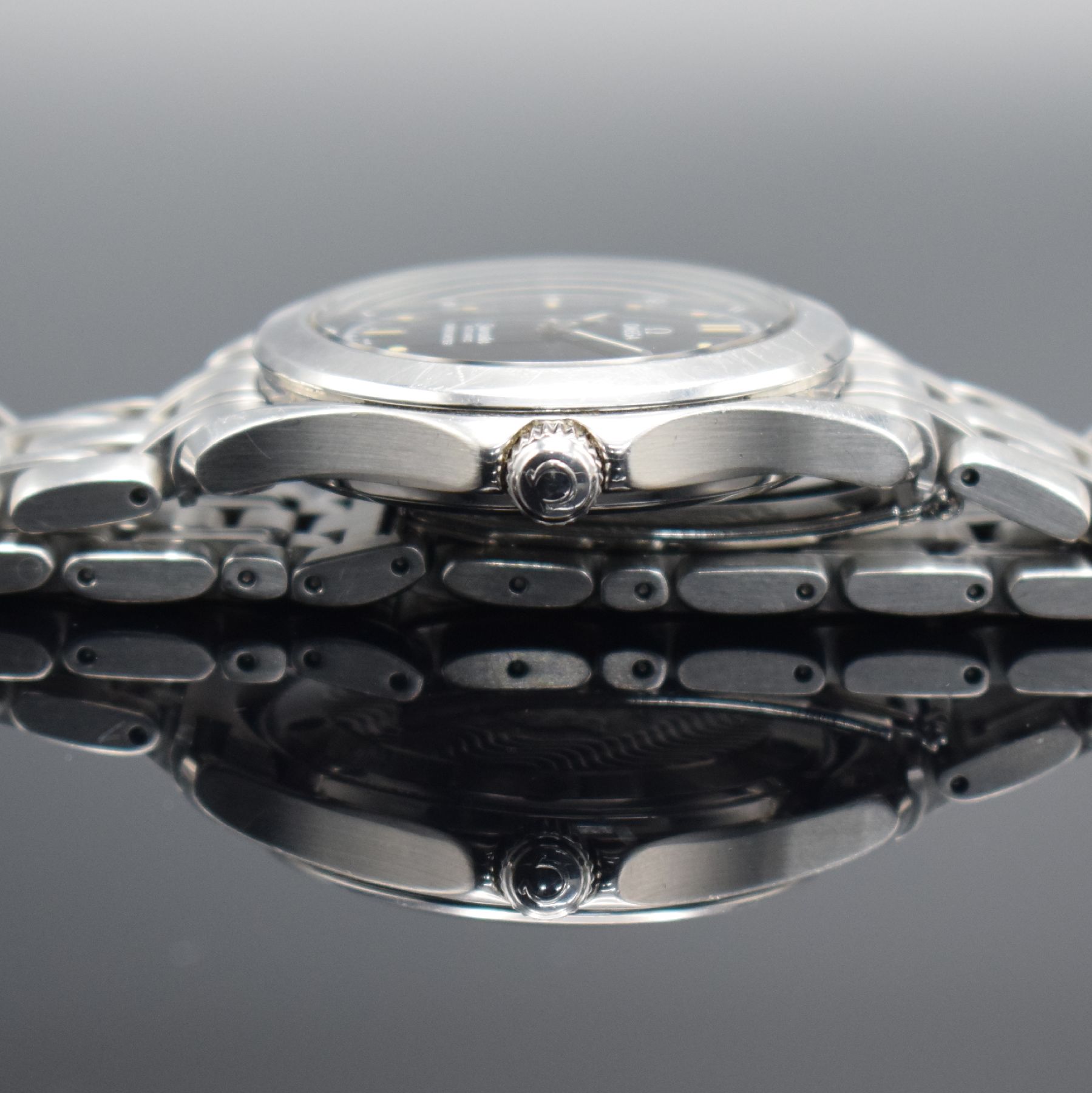 Detail g: OMEGA Seamaster Chronometer Herrenarmbanduhr in Stahl Referenz 168 1501, Schweiz um 1985, Automatik, Boden & Krone verschr., schwarzes Zifferbl., ...