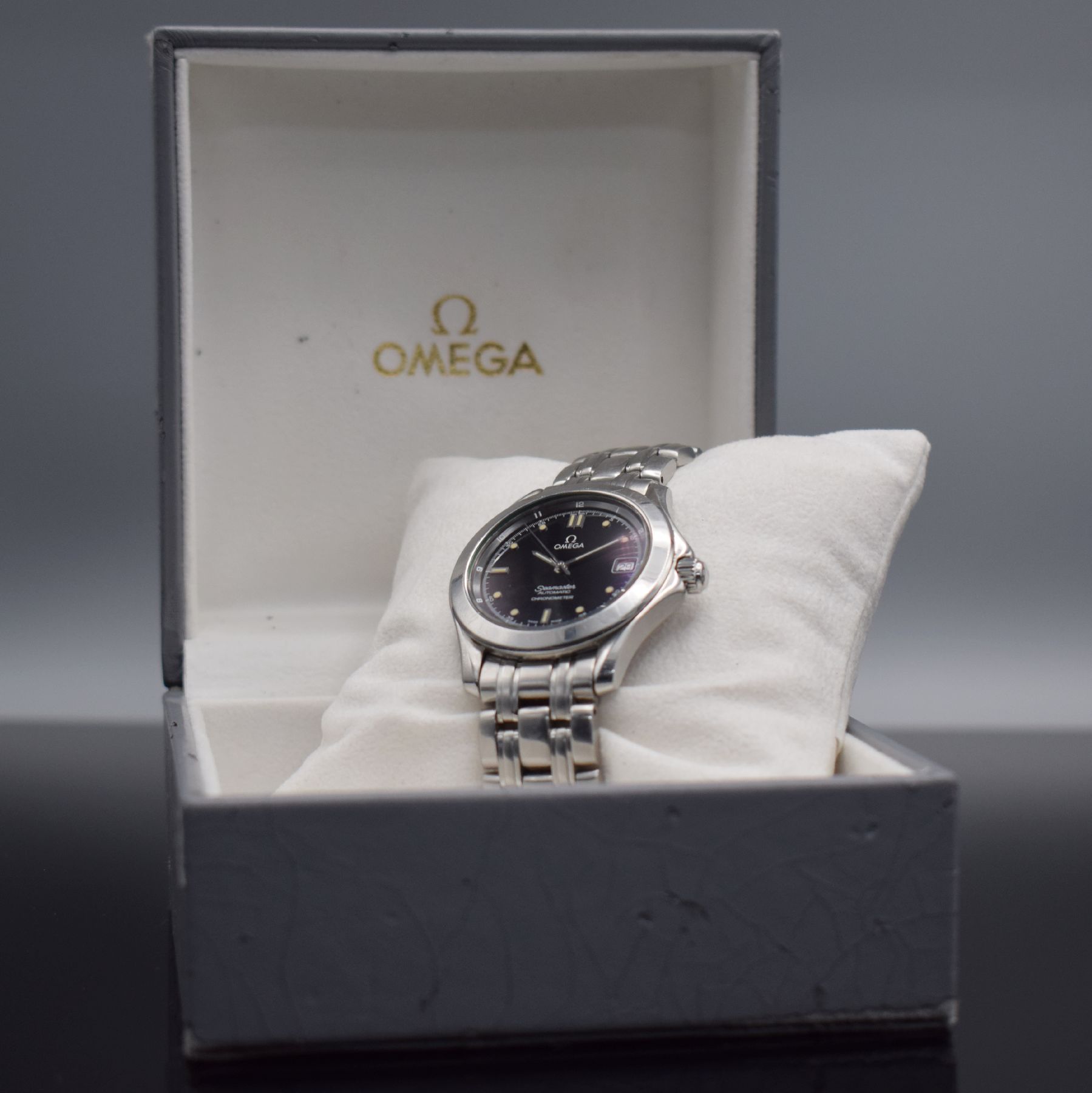 Detail h: OMEGA Seamaster Chronometer Herrenarmbanduhr in Stahl Referenz 168 1501, Schweiz um 1985, Automatik, Boden & Krone verschr., schwarzes Zifferbl., ...