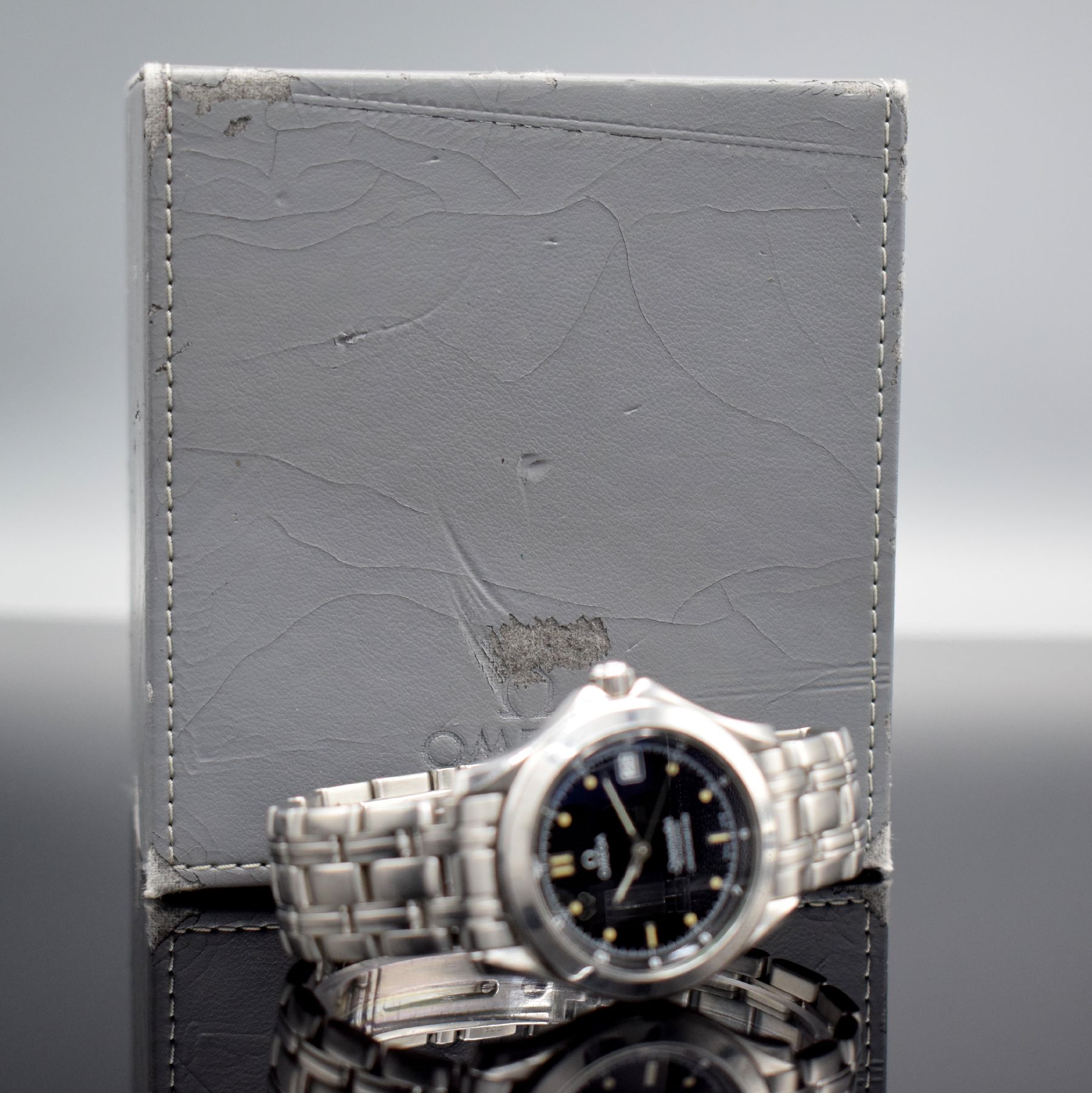 Detail i: OMEGA Seamaster Chronometer Herrenarmbanduhr in Stahl Referenz 168 1501, Schweiz um 1985, Automatik, Boden & Krone verschr., schwarzes Zifferbl., ...