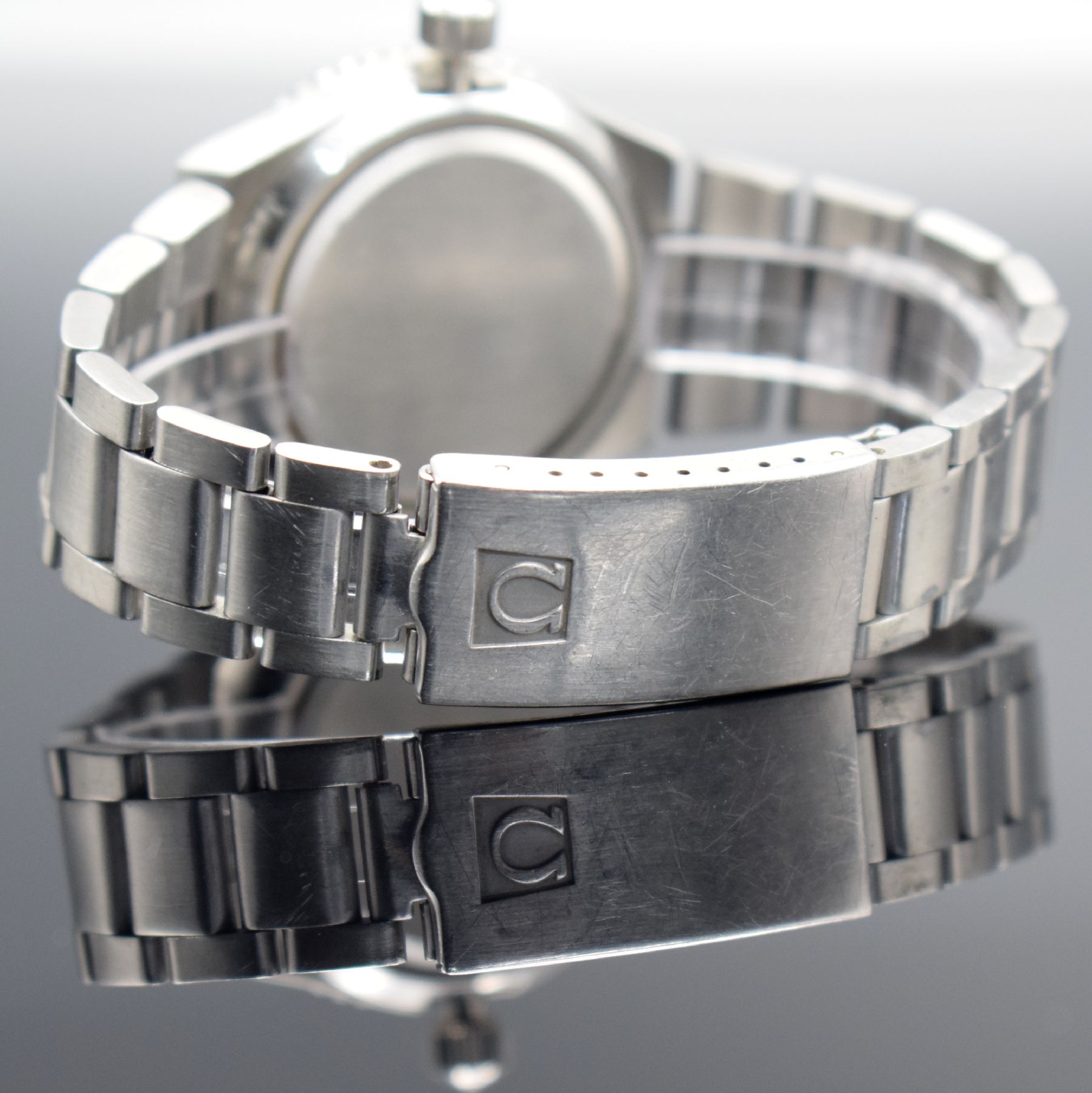 Detail d: OMEGA Seamaster Cosmic 2000 seltene Herrenarmbanduhr in Stahl/Stahlband, Schweiz um 1972, Automatik, Spezial Monocoque-Geh., schwarze Drehlünette m. ...