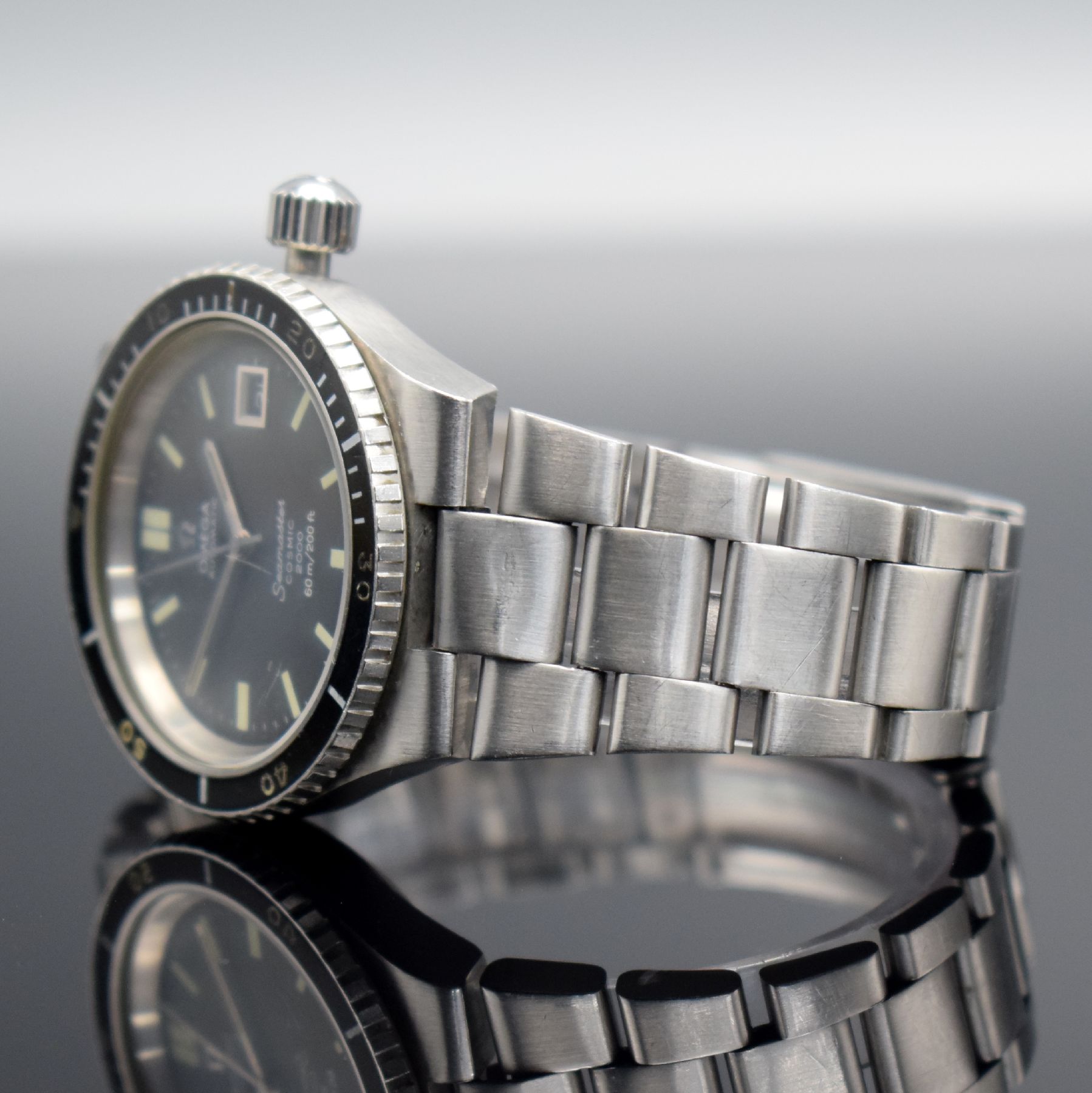 Detail e: OMEGA Seamaster Cosmic 2000 seltene Herrenarmbanduhr in Stahl/Stahlband, Schweiz um 1972, Automatik, Spezial Monocoque-Geh., schwarze Drehlünette m. ...