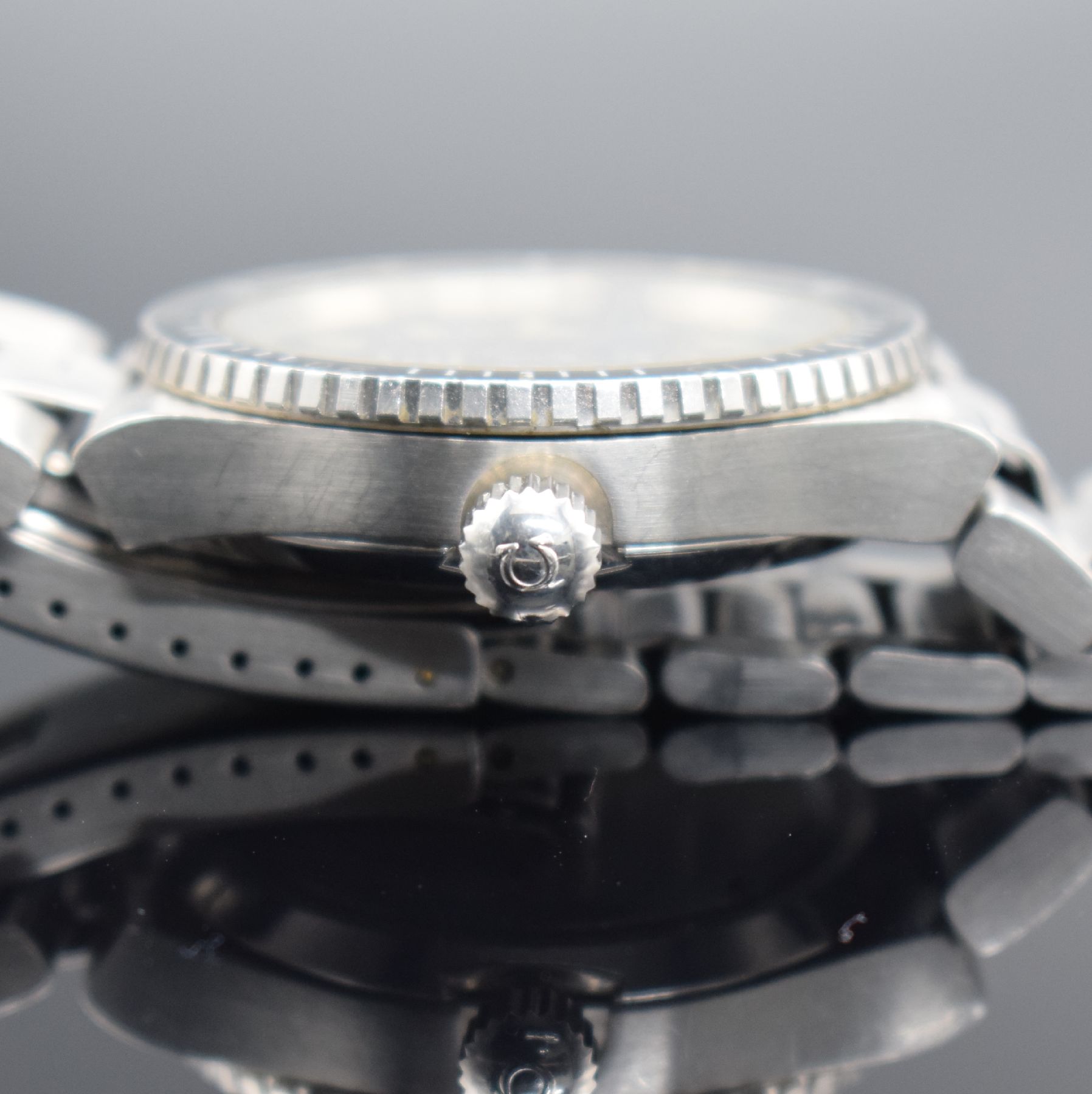 Detail h: OMEGA Seamaster Cosmic 2000 seltene Herrenarmbanduhr in Stahl/Stahlband, Schweiz um 1972, Automatik, Spezial Monocoque-Geh., schwarze Drehlünette m. ...