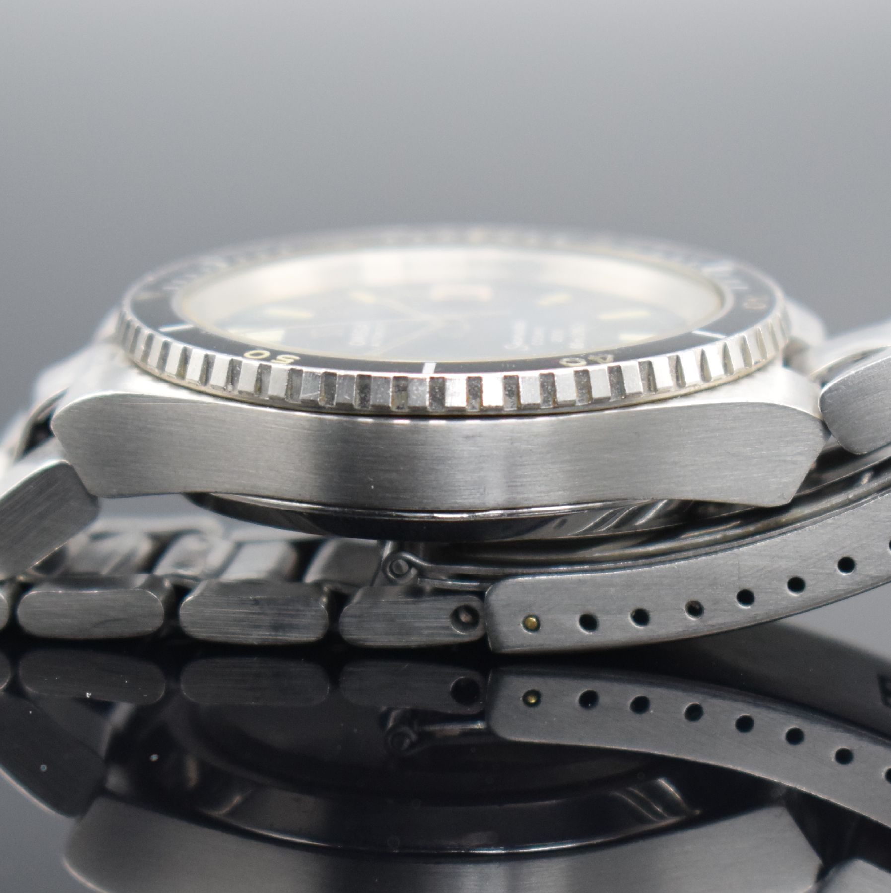Detail i: OMEGA Seamaster Cosmic 2000 seltene Herrenarmbanduhr in Stahl/Stahlband, Schweiz um 1972, Automatik, Spezial Monocoque-Geh., schwarze Drehlünette m. ...